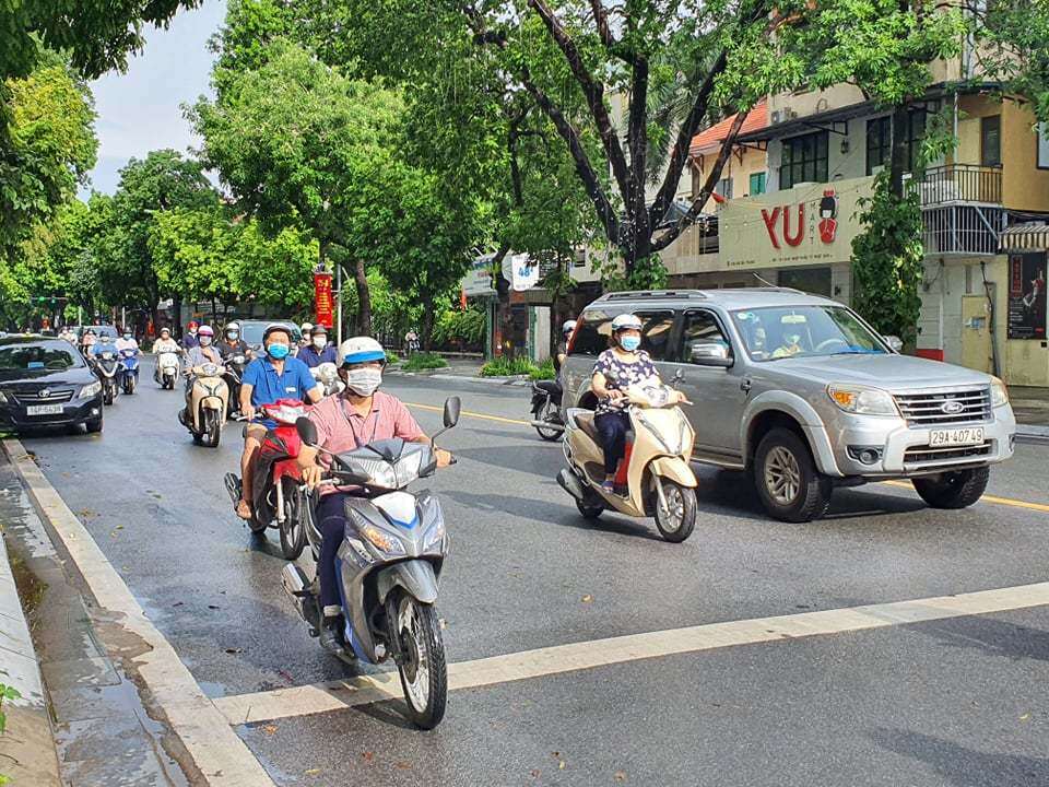 Nhiều &yacute; kiến cho rằng, cần kiểm so&aacute;t chặt việc cấp giấy đi đường tại c&aacute;c cơ quan, đơn vị, doanh nghiệp th&igrave; mới c&oacute; thể hạn chế số lượng người ra đường.