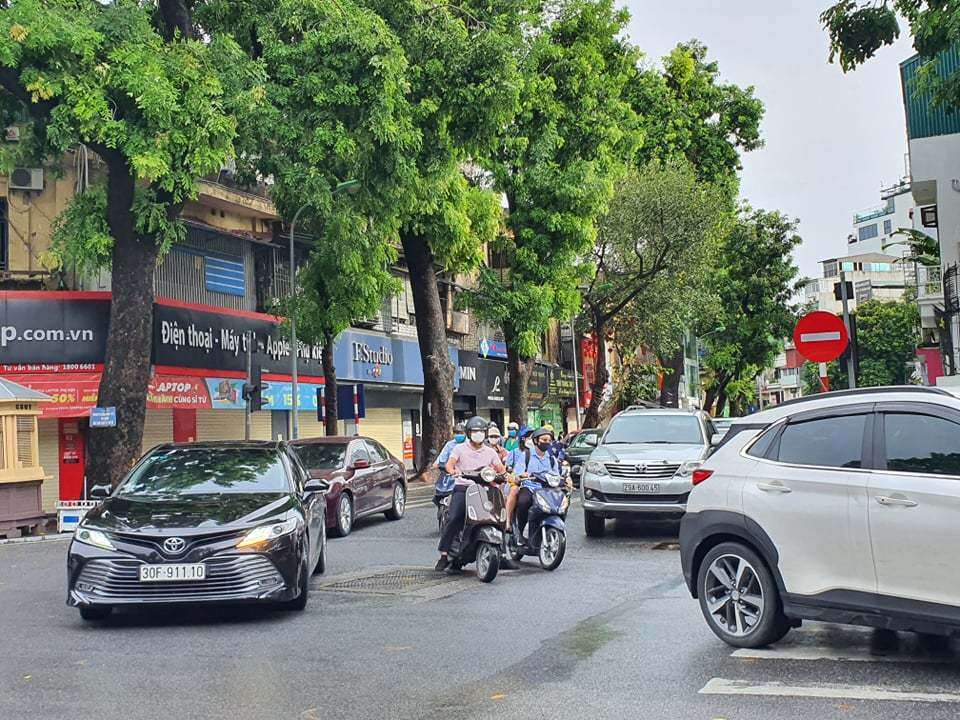 Theo quy định, người d&acirc;n "v&ugrave;ng đỏ" H&agrave; Nội hiện chỉ được ra khỏi nh&agrave; khi thực sự cần thiết v&agrave; phải c&oacute; giấy đi đường. Việc chấp h&agrave;nh nghi&ecirc;m quy định n&agrave;y sẽ gi&uacute;p H&agrave; Nội sớm kiểm so&aacute;t được dịch bệnh để trở lại trạng th&aacute;i b&igrave;nh thường mới.