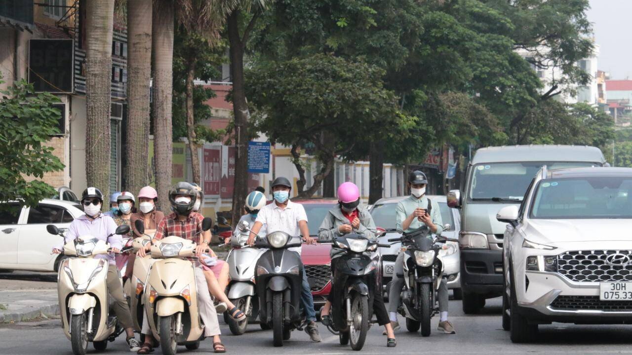 Thiếu t&aacute; Trần Quang Chinh, Ph&oacute; đội trưởng Đội CSGT số 6 (Ph&ograve;ng CSGT C&ocirc;ng an TP H&agrave; Nội) đang phụ tr&aacute;ch Chốt kiểm so&aacute;t tr&ecirc;n đường Hồ T&ugrave;ng Mậu ( quận Nam Từ Li&ecirc;m) cho biết, v&agrave;o giờ cao điểm, lưu lượng phương tiện tr&ecirc;n đường c&oacute; đ&ocirc;ng hơn, tuy nhi&ecirc;n với c&aacute;ch l&agrave;m ph&acirc;n luồng từ xa, kiểm so&aacute;t nhanh, vẫn kh&ocirc;ng g&acirc;y &ugrave;n ứ tại chốt kiểm so&aacute;t. Ảnh chụp tại n&uacute;t giao th&ocirc;ng Nguyễn Tr&atilde;i - H&agrave; Đ&ocirc;ng.