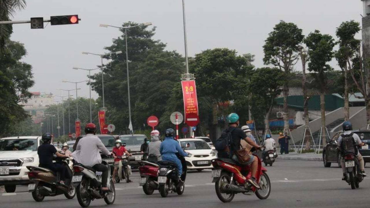 Tại n&uacute;t giao th&ocirc;ng Nguyễn Tr&atilde;i - Bưu điện H&agrave; Đ&ocirc;ng, &ocirc; t&ocirc;, xe m&aacute;y lưu th&ocirc;ng đ&ocirc;ng như ng&agrave;y thường.