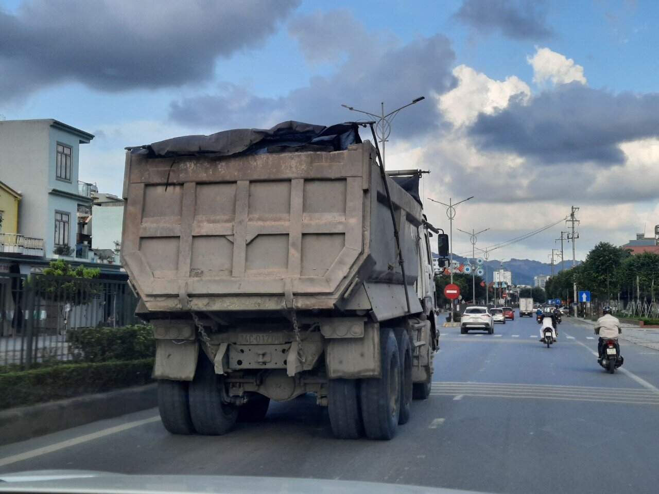 Xe chở đ&aacute; tr&ecirc;n QL18A, đoạn qua phường Cẩm Trung, Tp Cẩm Phả.