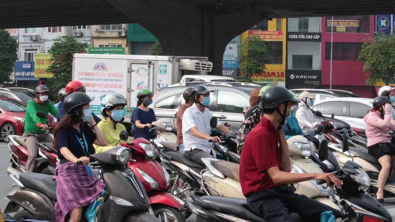 C&aacute;c phương tiện dừng chờ đ&egrave;n đỏ tại n&uacute;t giao Trần Ph&uacute; - Nguyễn Văn Lộc, quận H&agrave; Đ&ocirc;ng.