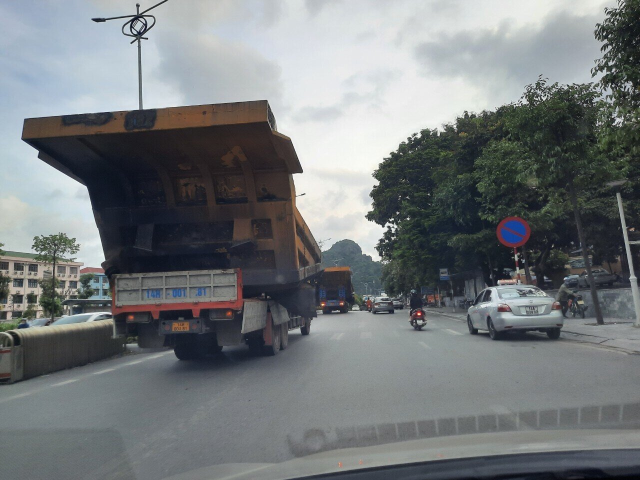 Một đo&agrave;n xe "khủng" ngh&ecirc;nh ngang diễu qua khu vực nội thị Tp Hạ Long, khiến người tham gia giao th&ocirc;ng phải n&eacute; xa.