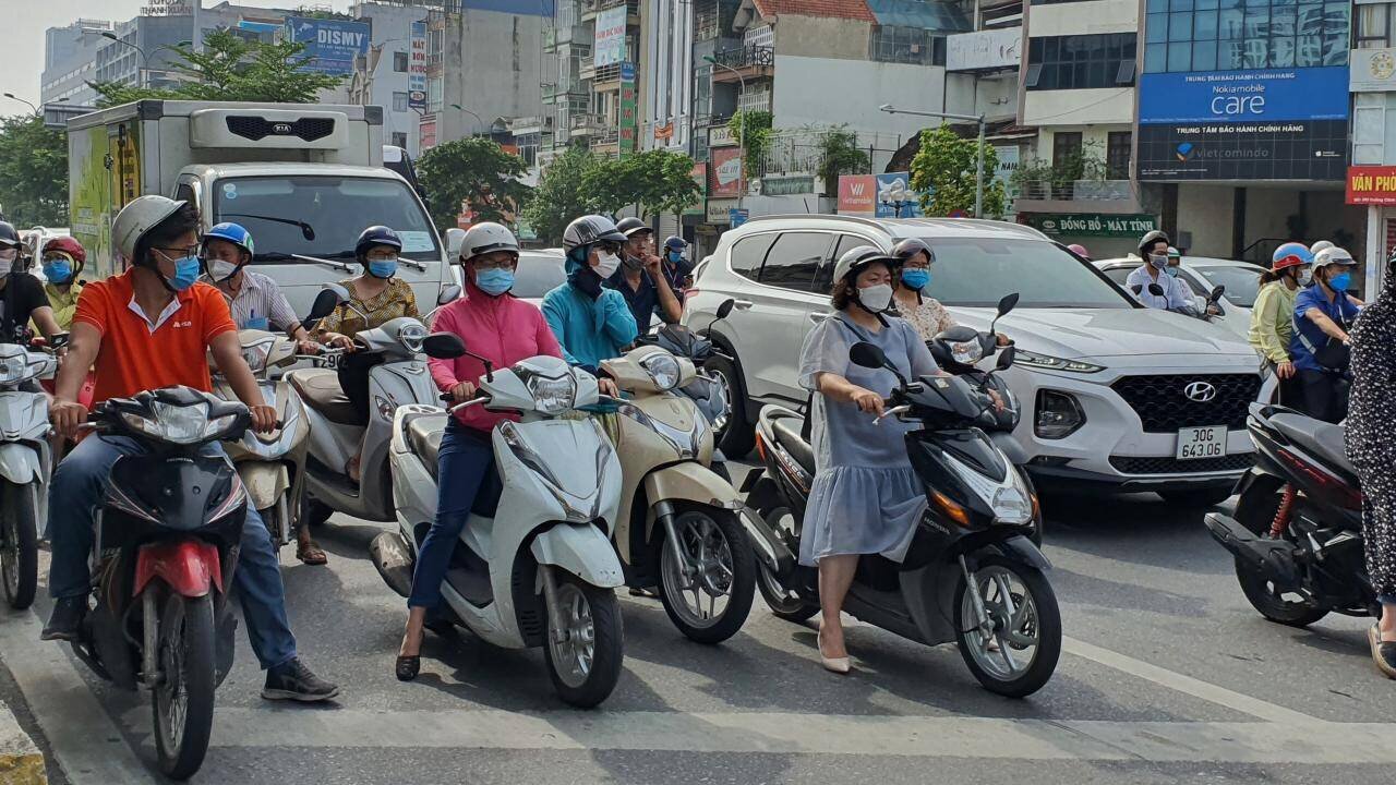 Tại n&uacute;t giao th&ocirc;ng Trường Chinh - Ng&atilde; Tư Sở v&agrave;o giờ tan tầm chiều nay c&ograve;n &ugrave;n ứ nhẹ.