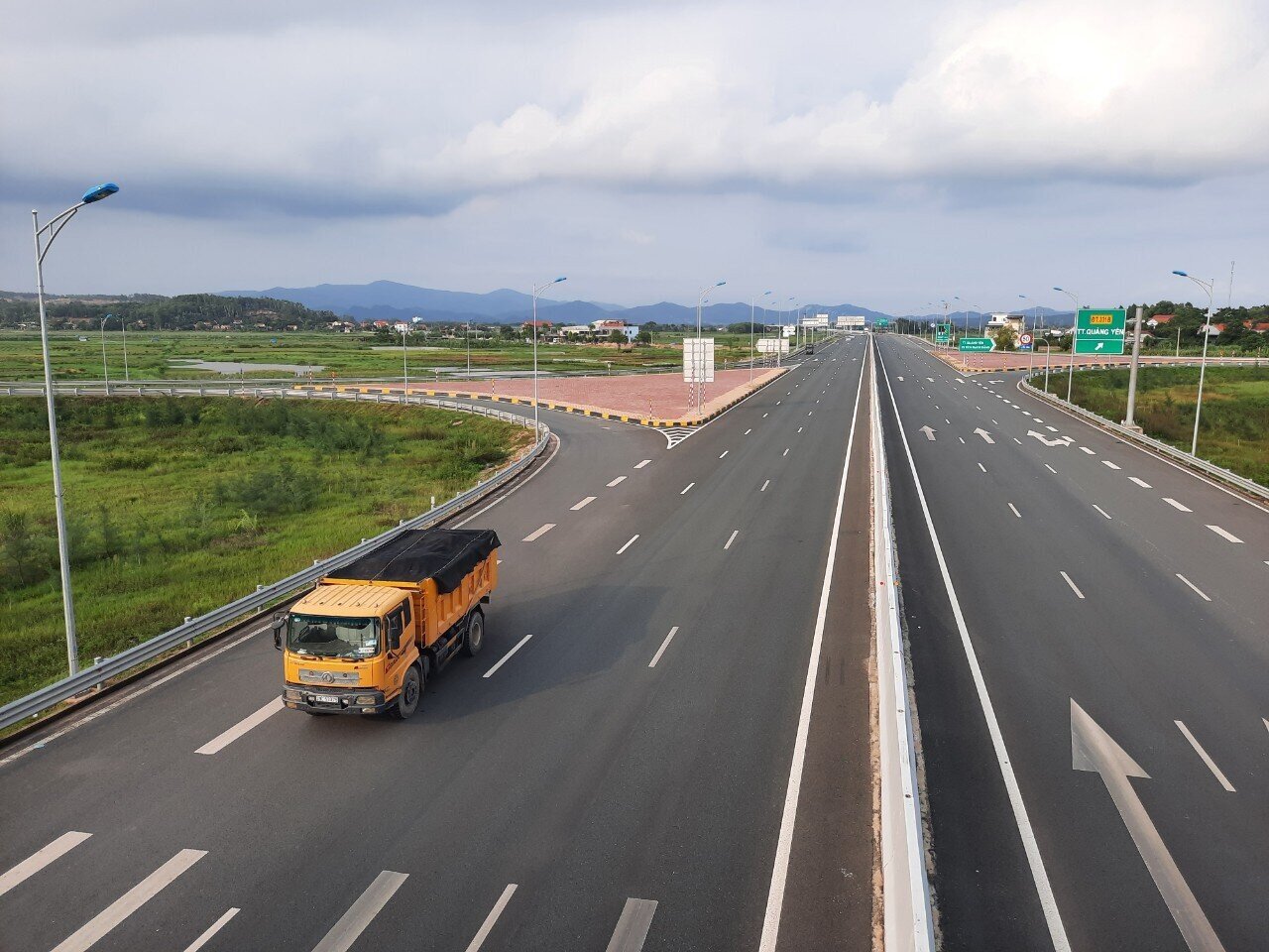 Chiếc xe chở vật liệu x&acirc;y dựng  nghi qu&aacute; tải khi chất h&agrave;ng vượt qu&aacute; th&agrave;nh th&ugrave;ng đang "bon bon" tr&ecirc;n cao tốc Hải Ph&ograve;ng - Hạ Long, đoạn qua Tx Quảng Y&ecirc;n.