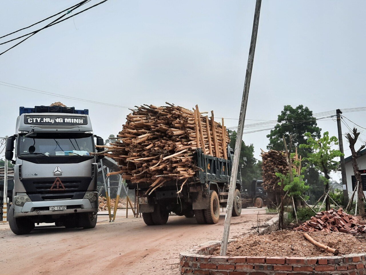 Theo ghi nhận của PV B&aacute;o Giao th&ocirc;ng, thời gian gần đ&acirc;y, mặc d&ugrave; lực lượng chức năng của tỉnh Quảng Ninh vẫn kiểm tra, xử l&yacute;, nhưng c&aacute;c xe qu&aacute; khổ, nghi chở qu&aacute; tải vẫn xuất hiện tr&ecirc;n nhiều tuyến đường, từ c&aacute;c tuyến đường huyện, tỉnh đến quốc lộ v&agrave; thậm ch&iacute; cao tốc. Ảnh: H&agrave;ng loạt xe chở keo chất cao ngất, cồng kềnh tr&ecirc;n tuyến QL18C thuộc địa b&agrave;n huyện Hải H&agrave;, tỉnh Quảng Ninh.