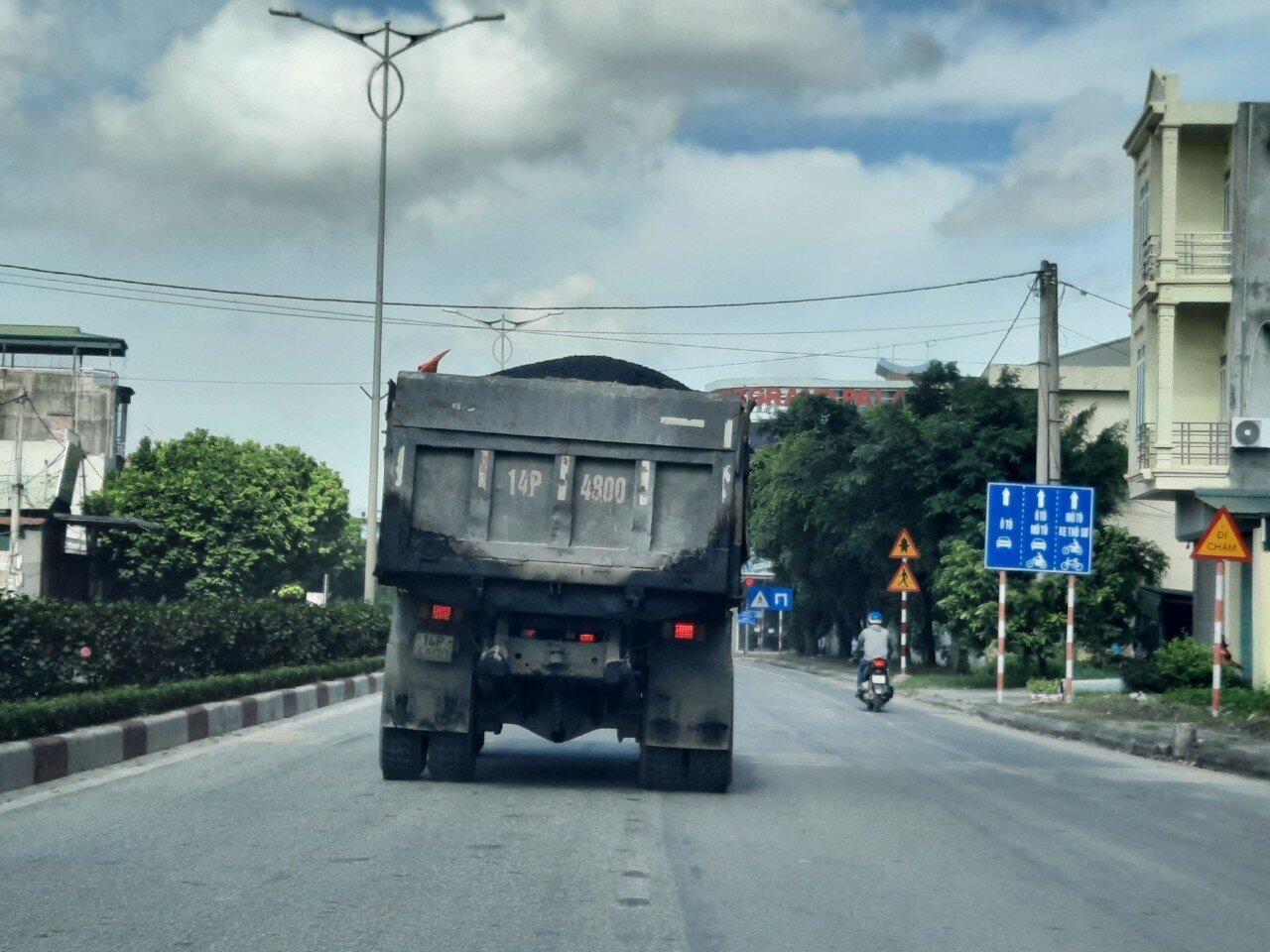 Một chiếc xe tải chở h&agrave;ng cao vượt qu&aacute; th&agrave;nh th&ugrave;ng, lại kh&ocirc;ng che bạt chạy qua địa b&agrave;n Tp U&ocirc;ng B&iacute;.