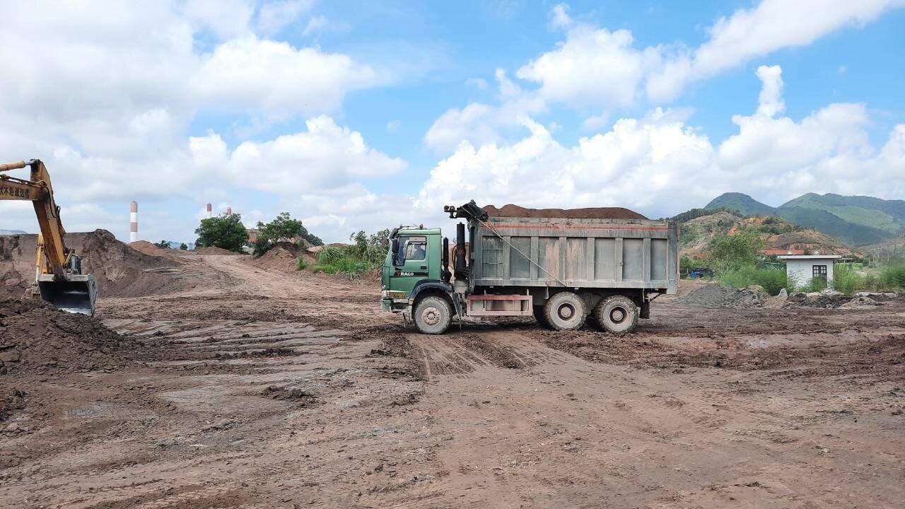 Xe chở tro xỉ lưu th&ocirc;ng từ QL18A, đoạn qua địa b&agrave;n phường M&ocirc;ng Dương, Tp Cẩm v&agrave;o cảng Đức Trung tr&ecirc;n địa b&agrave;n.