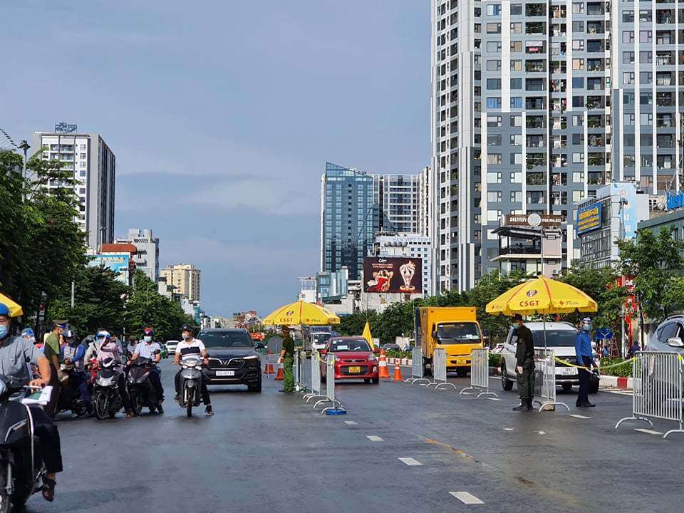 &ldquo;Đối với những phương tiện lưu th&ocirc;ng trong v&ugrave;ng 1 th&igrave; Chốt kiểm so&aacute;t kh&ocirc;ng kiểm tra, c&ograve;n đối với người điều khiển phương tiện đi từ v&ugrave;ng 2, v&ugrave;ng 3 ra/v&agrave;o v&ugrave;ng 1 th&igrave; sẽ kiểm tra giấy đi đường&rdquo;, Trung t&aacute; Tuấn Anh n&oacute;i.