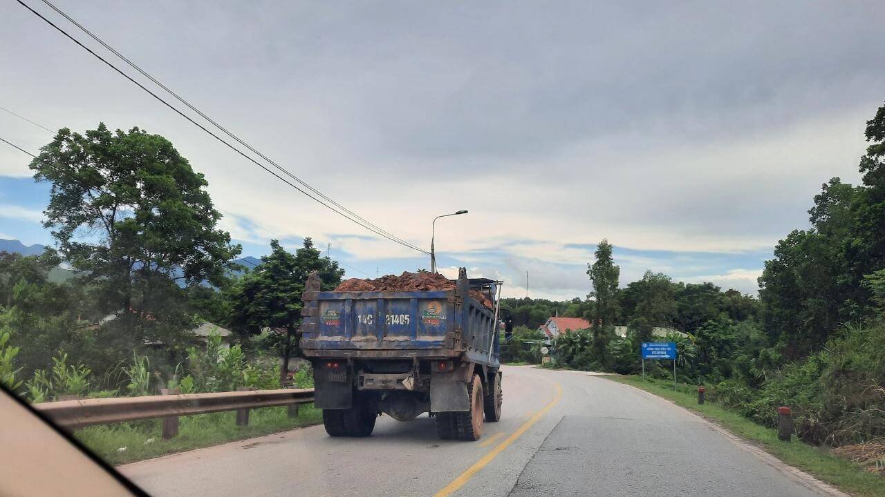 Xe chở đất, đ&aacute; "hồn nhi&ecirc;n" lưu th&ocirc;ng tr&ecirc;n QL18A, đoạn qua địa b&agrave;n x&atilde; Đ&ocirc;ng Ngũ, huyện Ti&ecirc;n Y&ecirc;n.