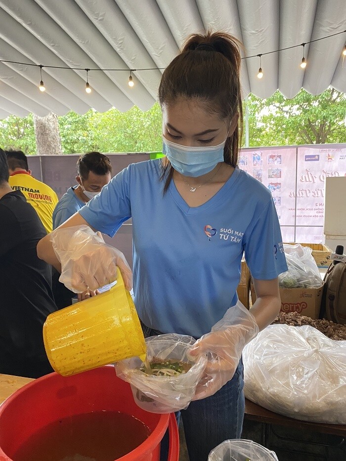Thời gian qua, Ngọc Thảo tham gia nhiều hoạt động thiện nguyện trong m&ugrave;a dịch như nấu ph&aacute;t cơm cho chiến sĩ, lực lượng tuyến đầu...