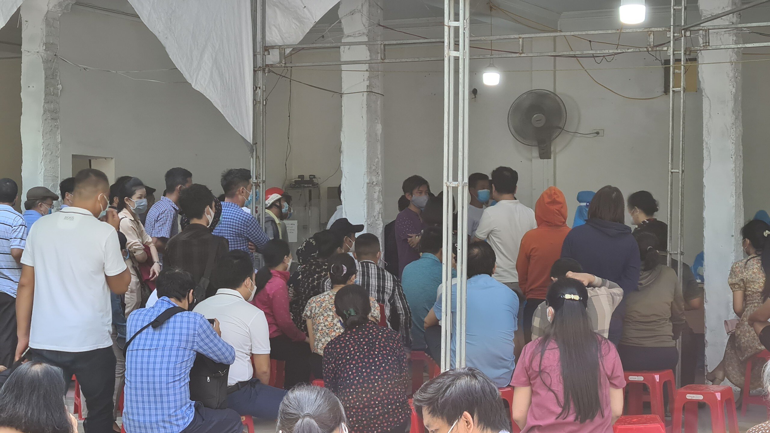 Bệnh viện kh&ocirc;ng cử lực lượng hướng dẫn người d&acirc;n đảm bảo khoảng c&aacute;ch ph&ograve;ng chống dịch.