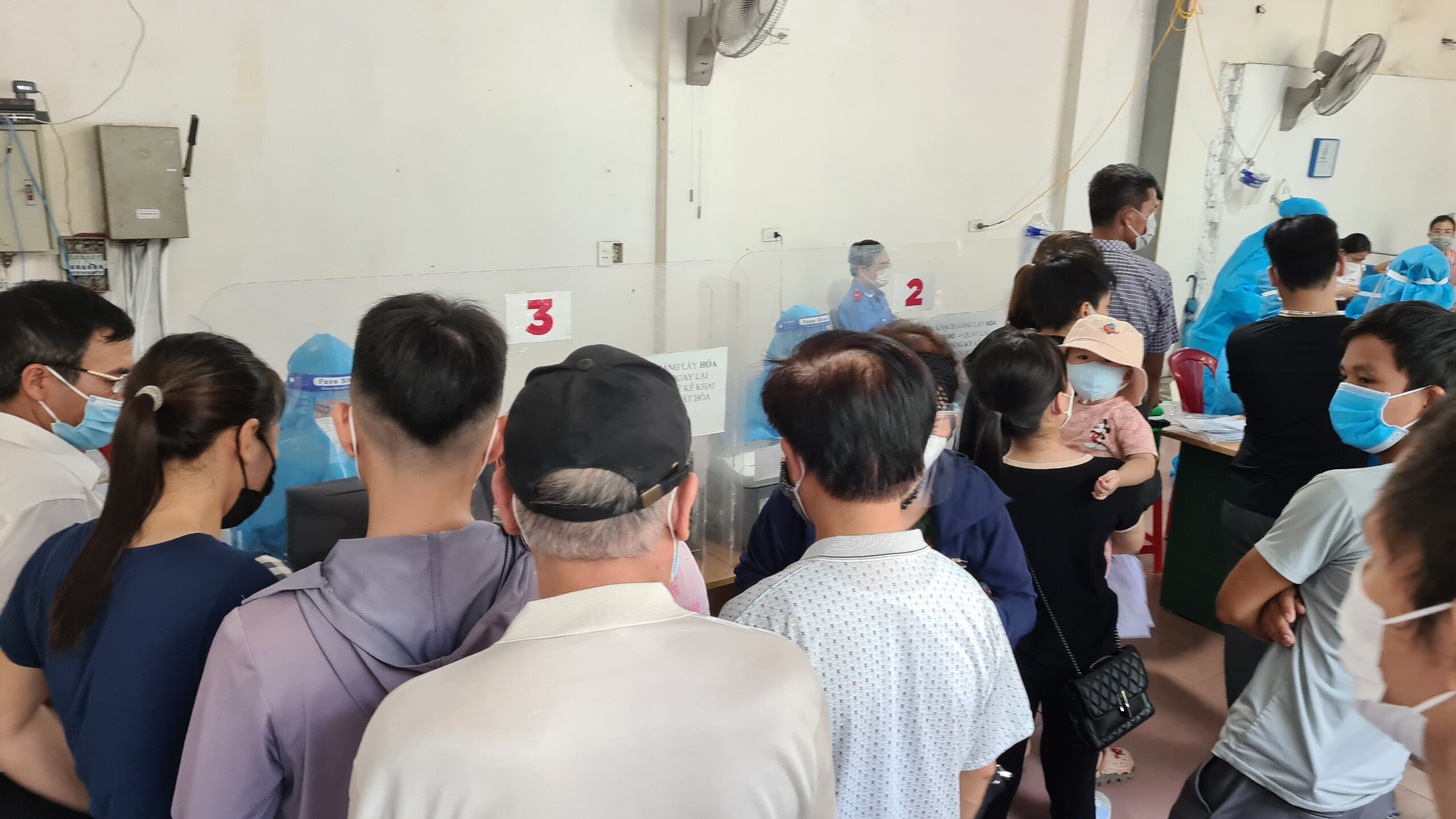 Tại điểm l&agrave;m x&eacute;t nghiệm Covid-19 tự nguyện của Bệnh viện Đa khoa Cửa Đ&ocirc;ng, người đến l&agrave;m thủ tục đặc k&iacute;n