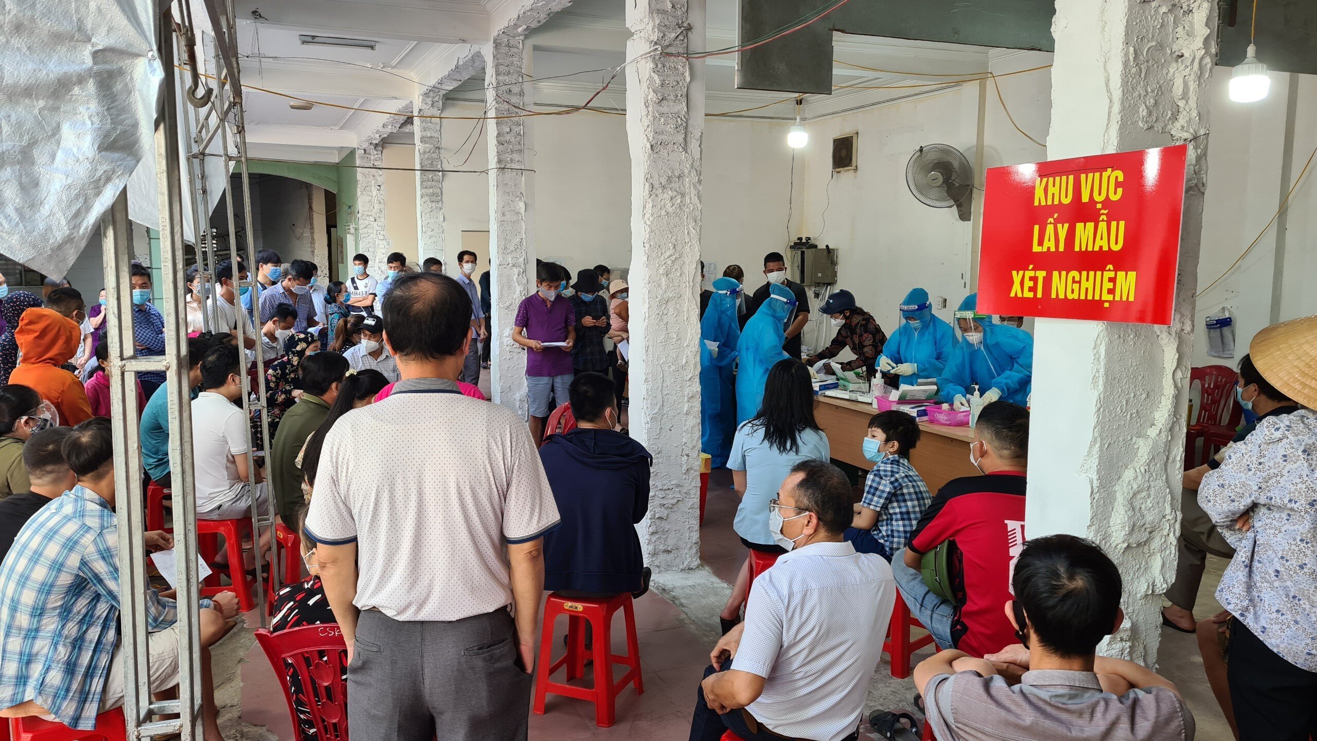 Ngay khi tiếp nhận th&ocirc;ng tin, Gi&aacute;m đốc Sở Y tế Nghệ An - Dương Đ&igrave;nh Chỉnh đ&atilde; y&ecirc;u cầu đ&oacute;ng cửa điểm l&agrave;m dịch vụ x&eacute;t nghiệm nhanh Covid-19 v&agrave; cho th&agrave;nh lập đo&agrave;n xuống kiểm tra c&ocirc;ng t&aacute;c ph&ograve;ng chống dịch tại bệnh viện n&agrave;y.