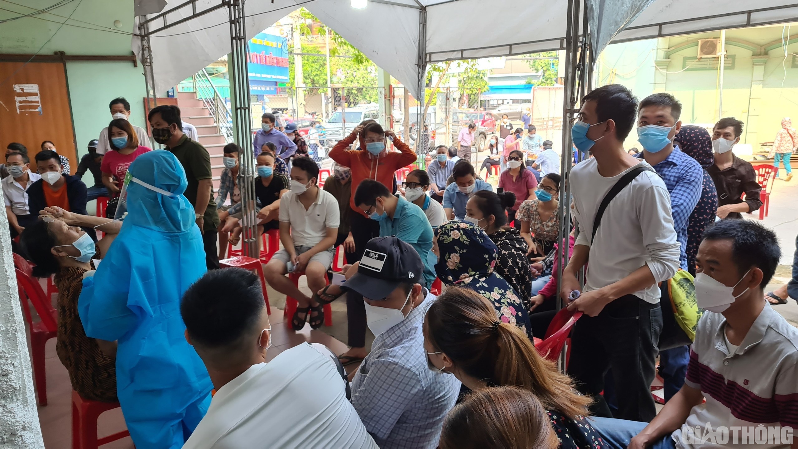 Người d&acirc;n tập trung đ&ocirc;ng chờ x&eacute;t nghiệm g&acirc;y nguy cơ l&acirc;y nhiễm cao