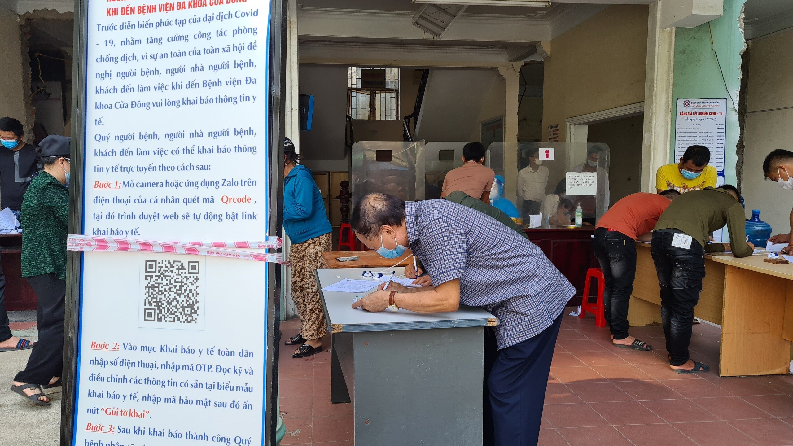 Do trong văn bản kh&ocirc;ng n&oacute;i r&otilde; người ra đường, đi lại trong th&agrave;nh phố c&oacute; phải test Covid-19 hay kh&ocirc;ng n&ecirc;n lượng người đi tới c&aacute;c cơ sở y tế, bệnh viện l&agrave;m test tăng cao.