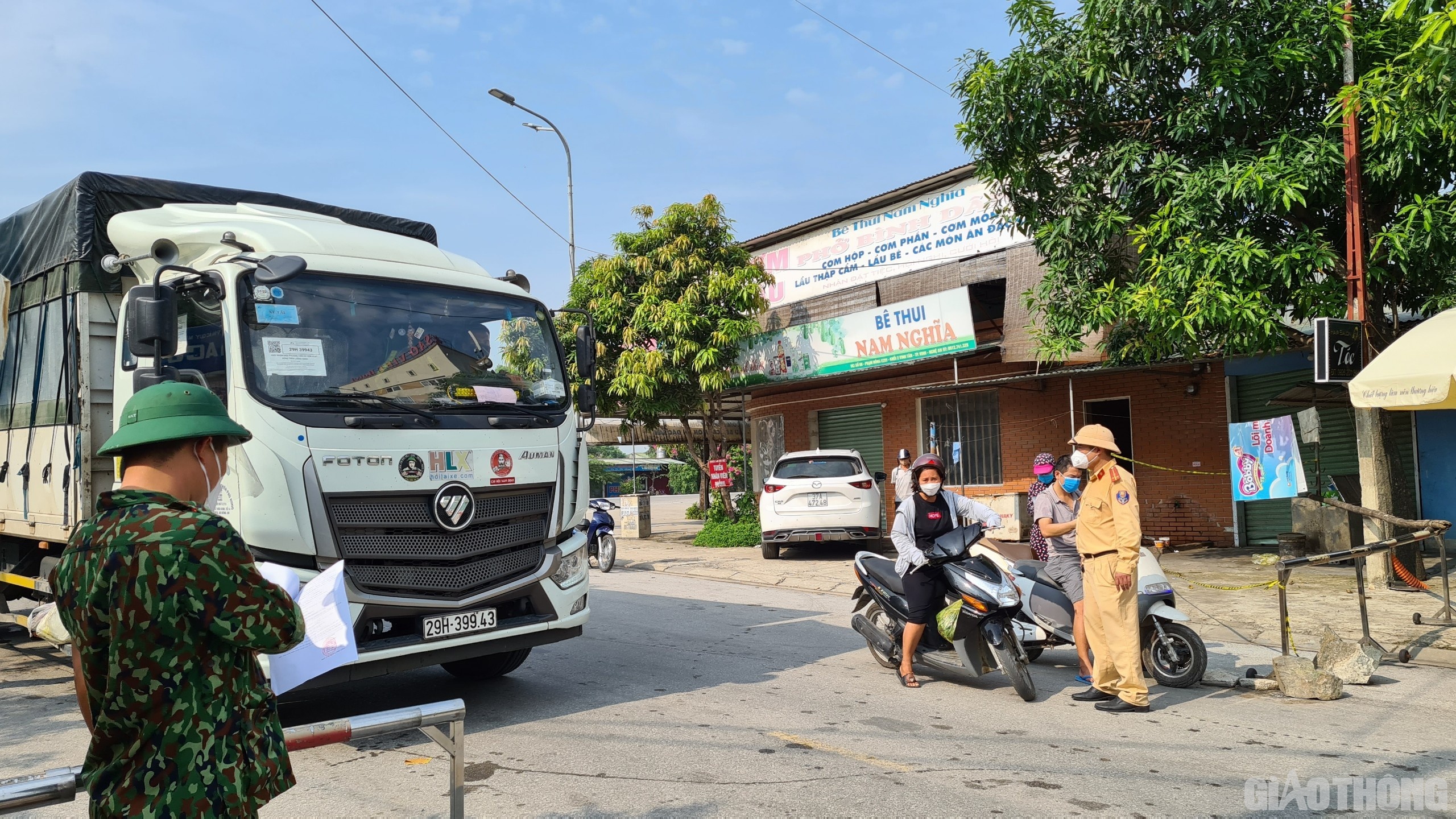 Lực lượng chức năng tại c&aacute;c chốt cho biết: Từ s&aacute;ng giờ chưa c&oacute; trường hợp n&agrave;o đi cấp cứu n&ecirc;n cũng chưa biết xử l&yacute; ra sao.