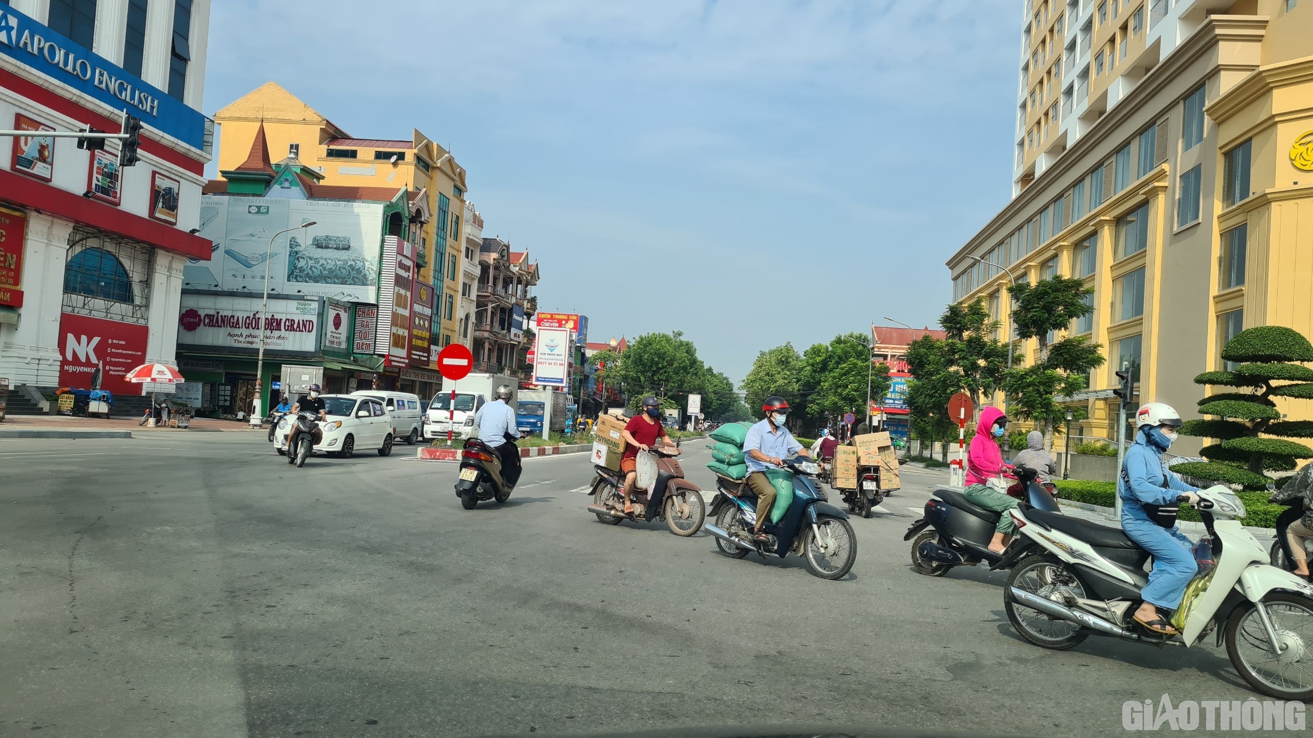 Lượng người đổ ra đường kh&aacute; đ&ocirc;ng đ&uacute;c. (Ảnh chụp tại đường Trần Ph&uacute; - Phan Đ&igrave;nh Ph&ugrave;ng)