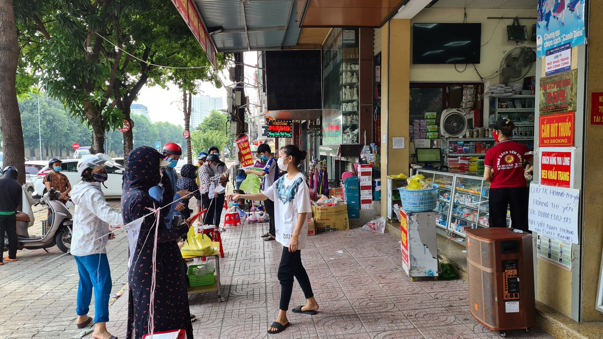 H&agrave;ng qu&aacute;n được mở cửa trở lại nhưng chỉ được b&aacute;n mang về. (Ảnh chụp tại đường Nguyễn Du)