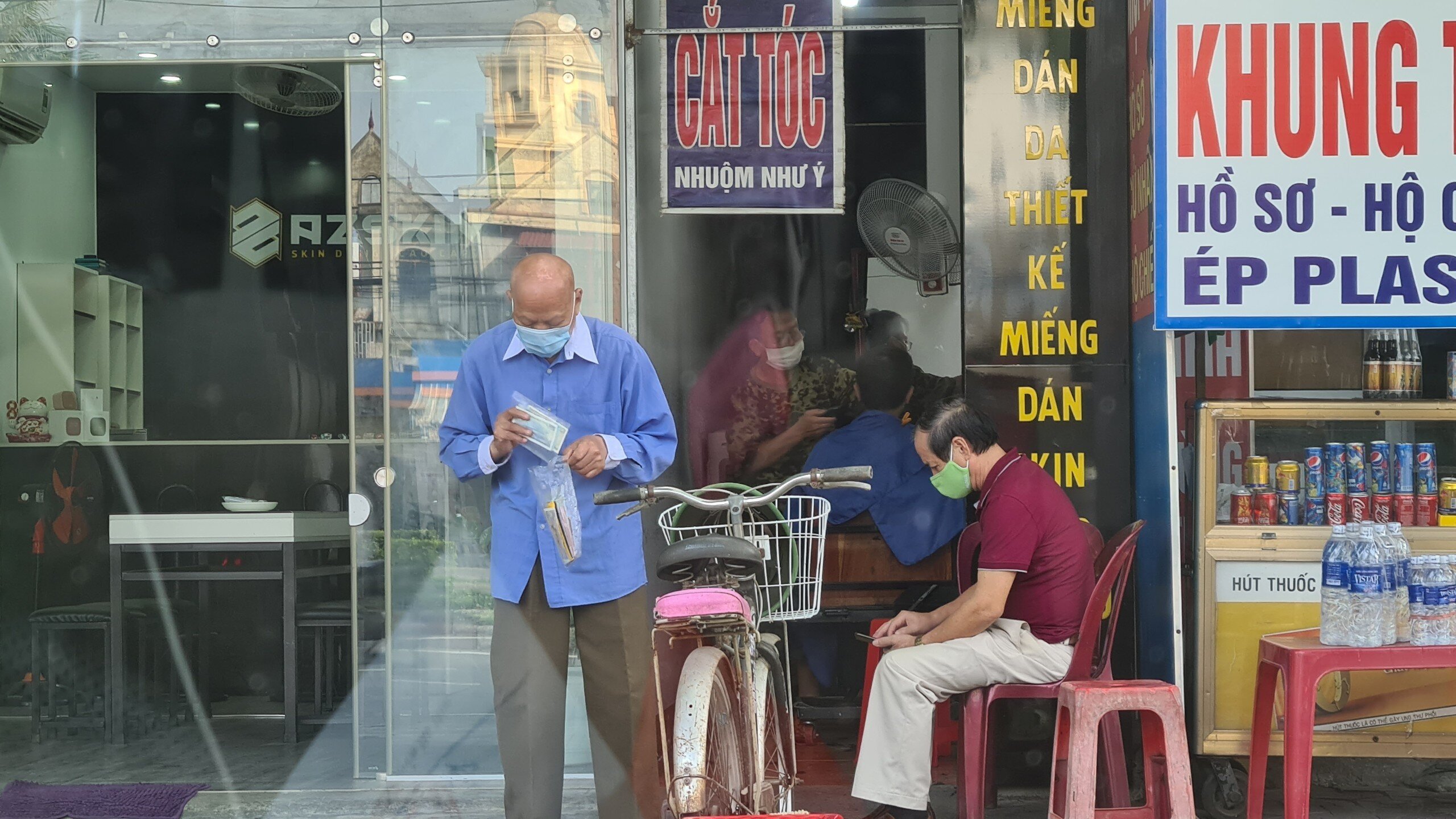 Chưa được mở cửa, nhưng một tiệm cắt t&oacute;c ở 208 L&ecirc; Duẩn đ&atilde; mở cửa cắt t&oacute;c cho kh&aacute;ch