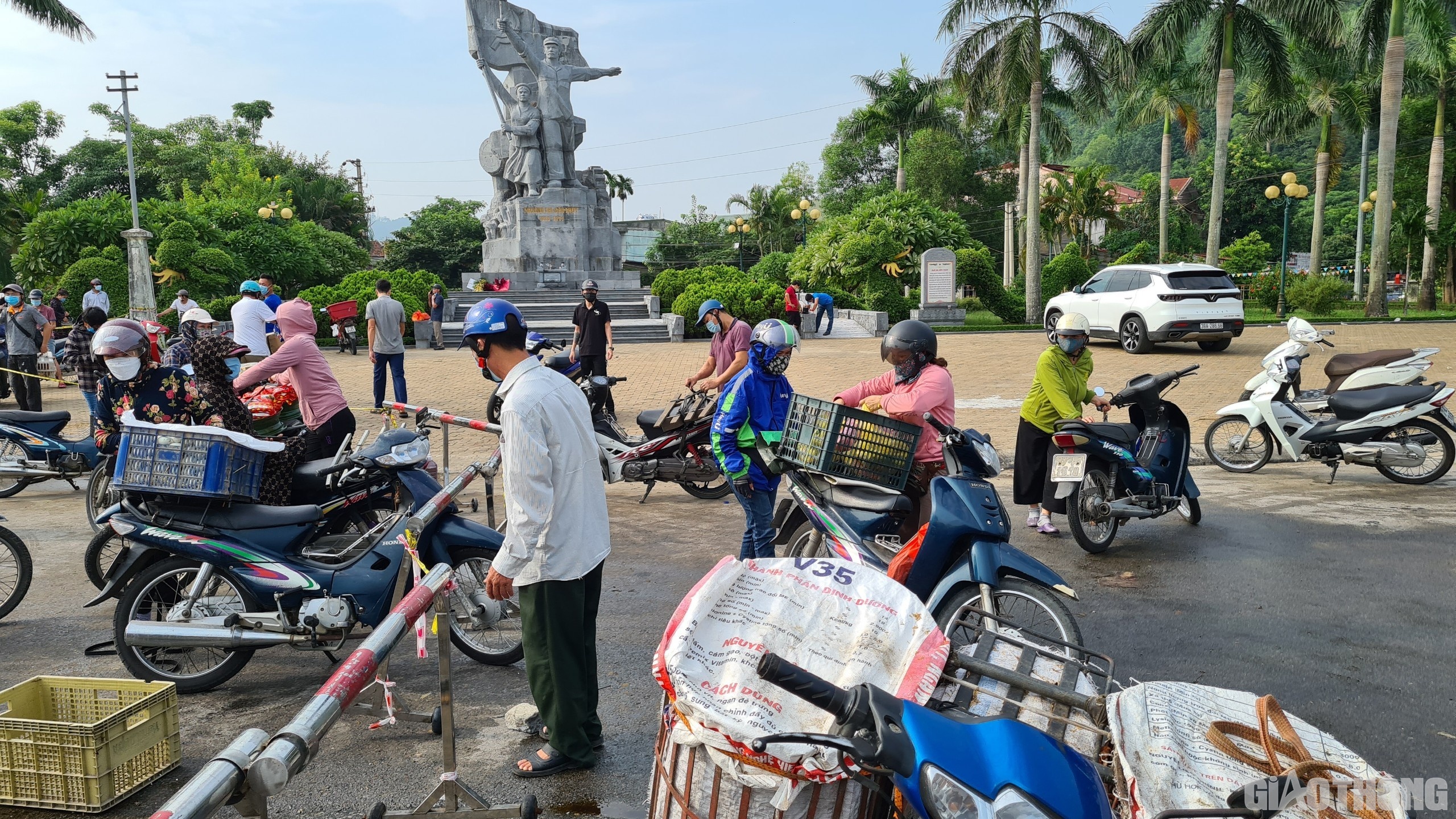 Tại c&aacute;c chốt kiểm so&aacute;t dịch nơi cửa ng&otilde; TP Vinh, lượng người tập trung giao nhận h&agrave;ng h&oacute;a v&agrave; xin qua chốt rất đ&ocirc;ng.