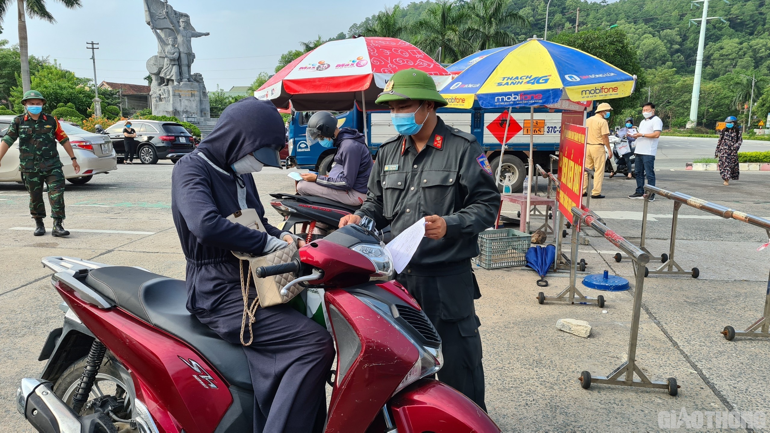 S&aacute;ng 13/9, ng&agrave;y đầu ti&ecirc;n người d&acirc;n TP Vinh được ra đường, quay trở lại l&agrave;m việc sau 21 ng&agrave;y  "ai ở đ&acirc;u, ở y&ecirc;n đ&oacute;" - gi&atilde;n c&aacute;ch x&atilde; hội cao hơn Chỉ thị 16