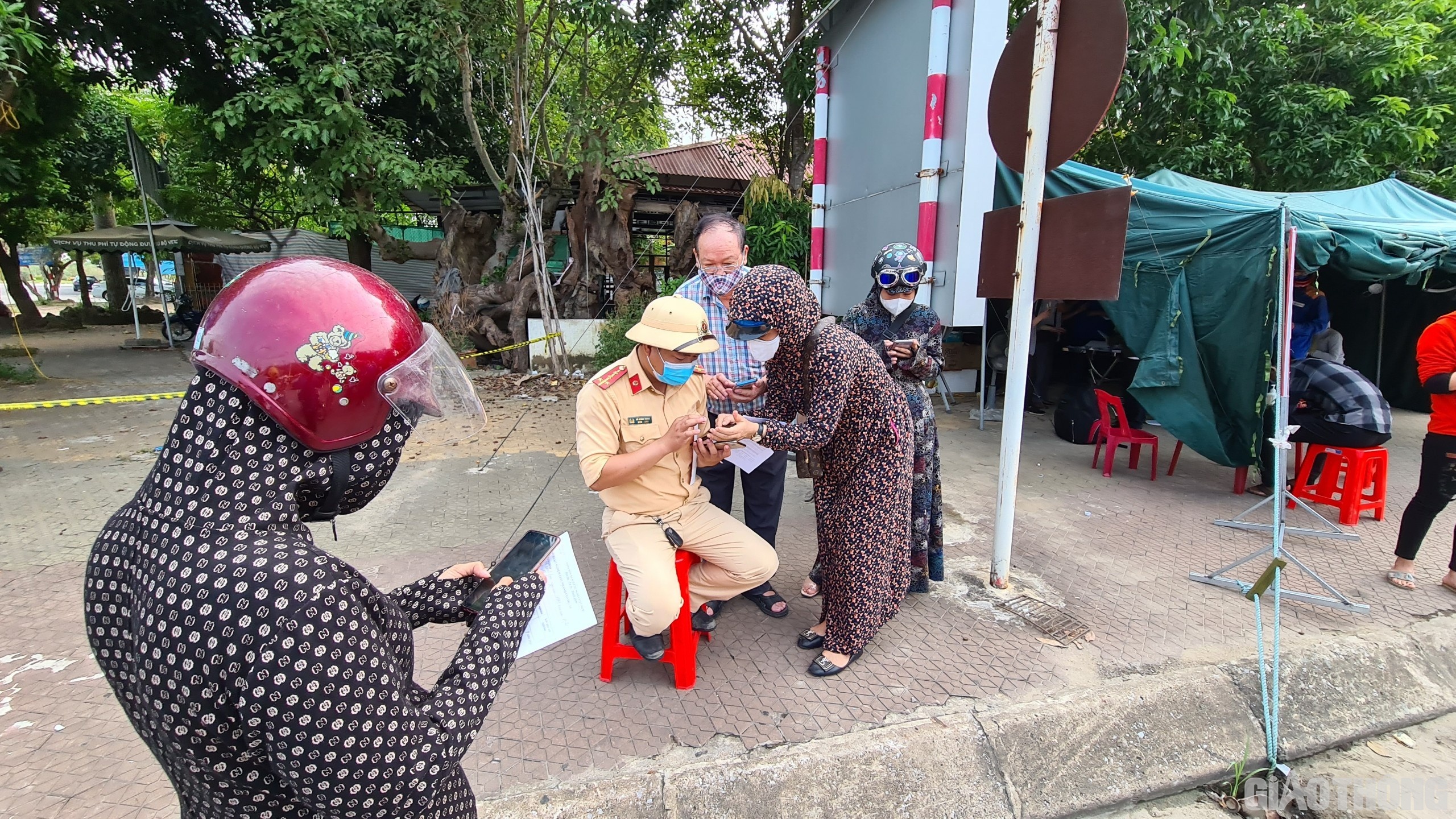 Khai b&aacute;o y tế để lấy m&atilde; QR Code ngay tại chốt