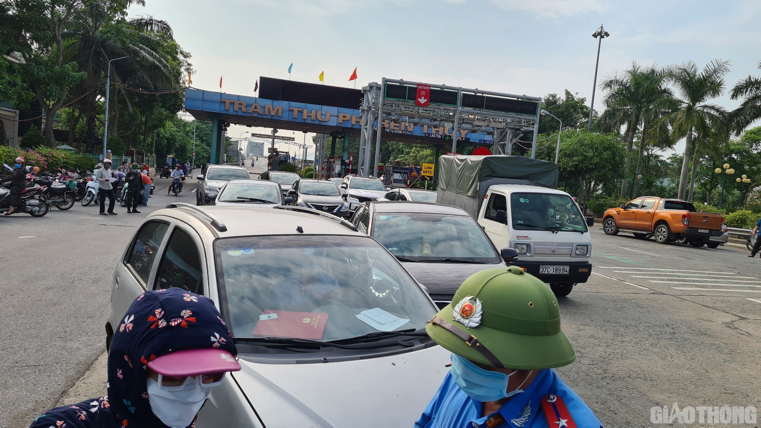 Theo quy định của Tp Vinh, Người muốn ra v&agrave;o th&agrave;nh phố phải c&oacute; giấy đi đường (do đơn vị hoặc phường x&atilde; x&aacute;c nhận), phiếu x&eacute;t nghiệm &acirc;m t&iacute;nh với Covid-19 v&agrave; giấy tờ t&ugrave;y th&acirc;n. Đặc biệt, c&oacute; quy định mang t&iacute;nh l&agrave;m kh&oacute; đ&oacute; l&agrave; người đi cấp cứu cũng phải c&oacute; x&aacute;c nhận của phường x&atilde;.