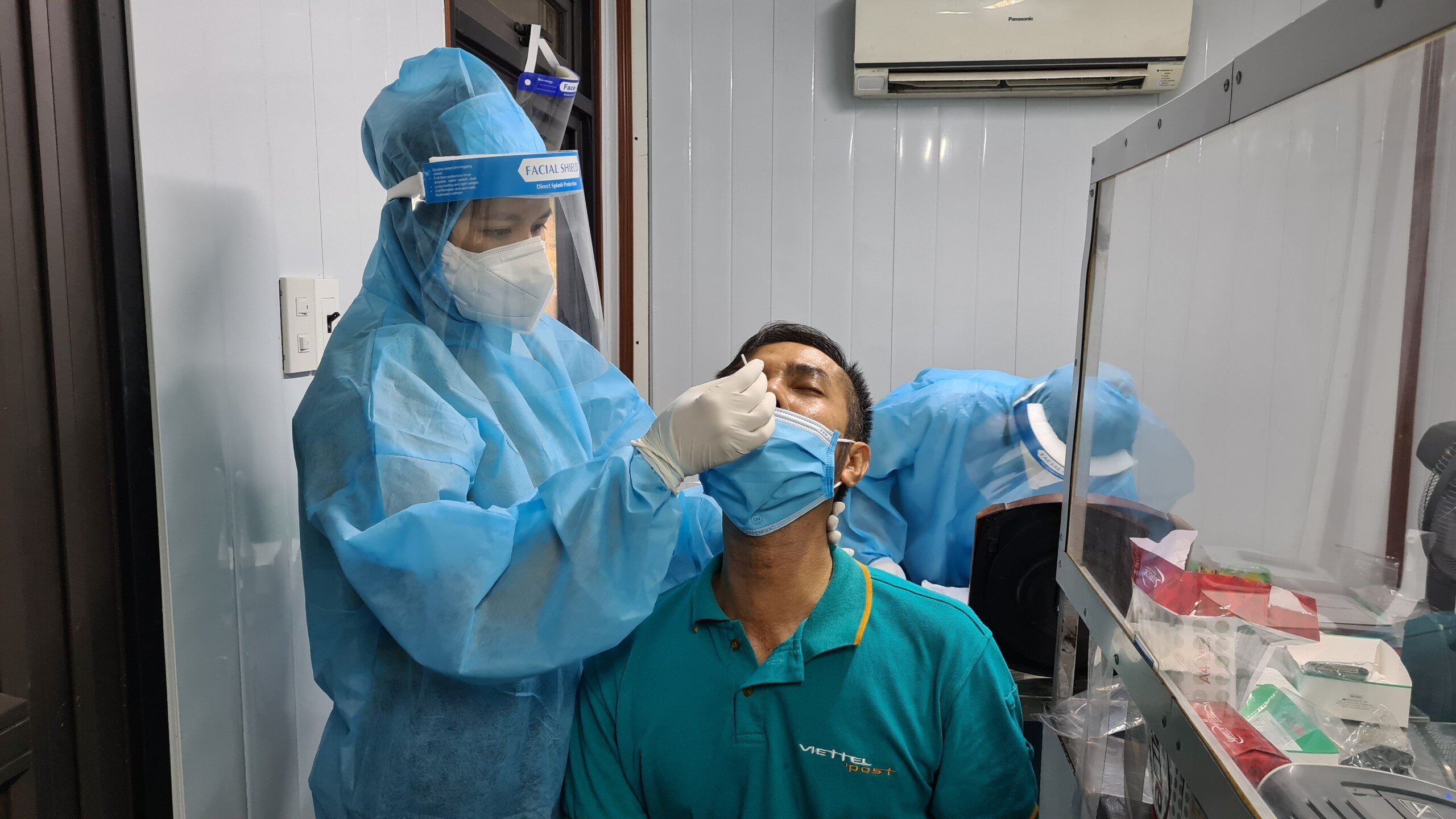 Chị Tr&agrave; - nh&acirc;n vi&ecirc;n y tế bệnh viện cho biết: B&igrave;nh thường bệnh viện chỉ mở 1 điểm lấy mẫu x&eacute;t nghiệm tự nguyện, nhưng h&ocirc;m nay đ&ocirc;ng qu&aacute; n&ecirc;n bố tr&iacute; 2 nơi. Mới 1 tiếng đầu giờ  m&agrave; chỗ em đ&atilde; lấy mẫu cho 52 người rồi.