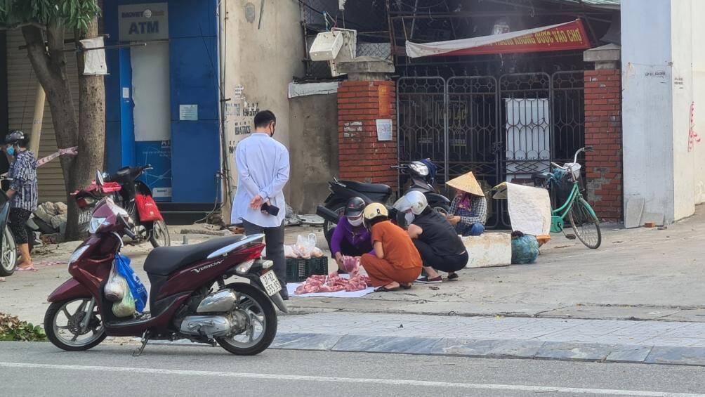 Do chợ chưa được hoạt động n&ecirc;n nhiều tuyến đường xuất hiện c&aacute;c quầy h&agrave;ng rau củ, thịt, c&aacute; vỉa h&egrave;. (Ảnh chụp tại đường Nguyễn Du)