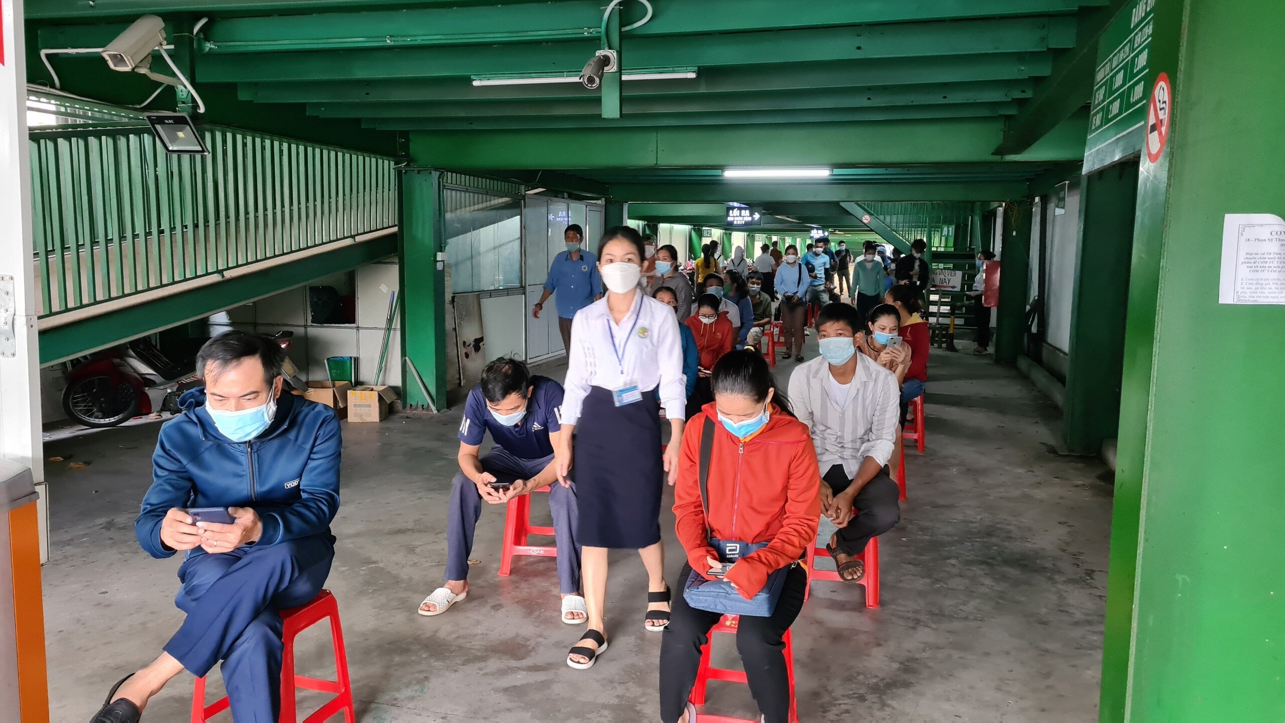Tại Bệnh viện Đa khoa Tp Vinh, do lượng người đến l&agrave;m x&eacute;t nghiệm tự nguyện qu&aacute; đ&ocirc;ng, n&ecirc;n để đảm bảo gi&atilde;n c&aacute;ch, bệnh viện đ&atilde; sử dụng cả hầm để xe cho người d&acirc;n ngồi xếp h&agrave;ng