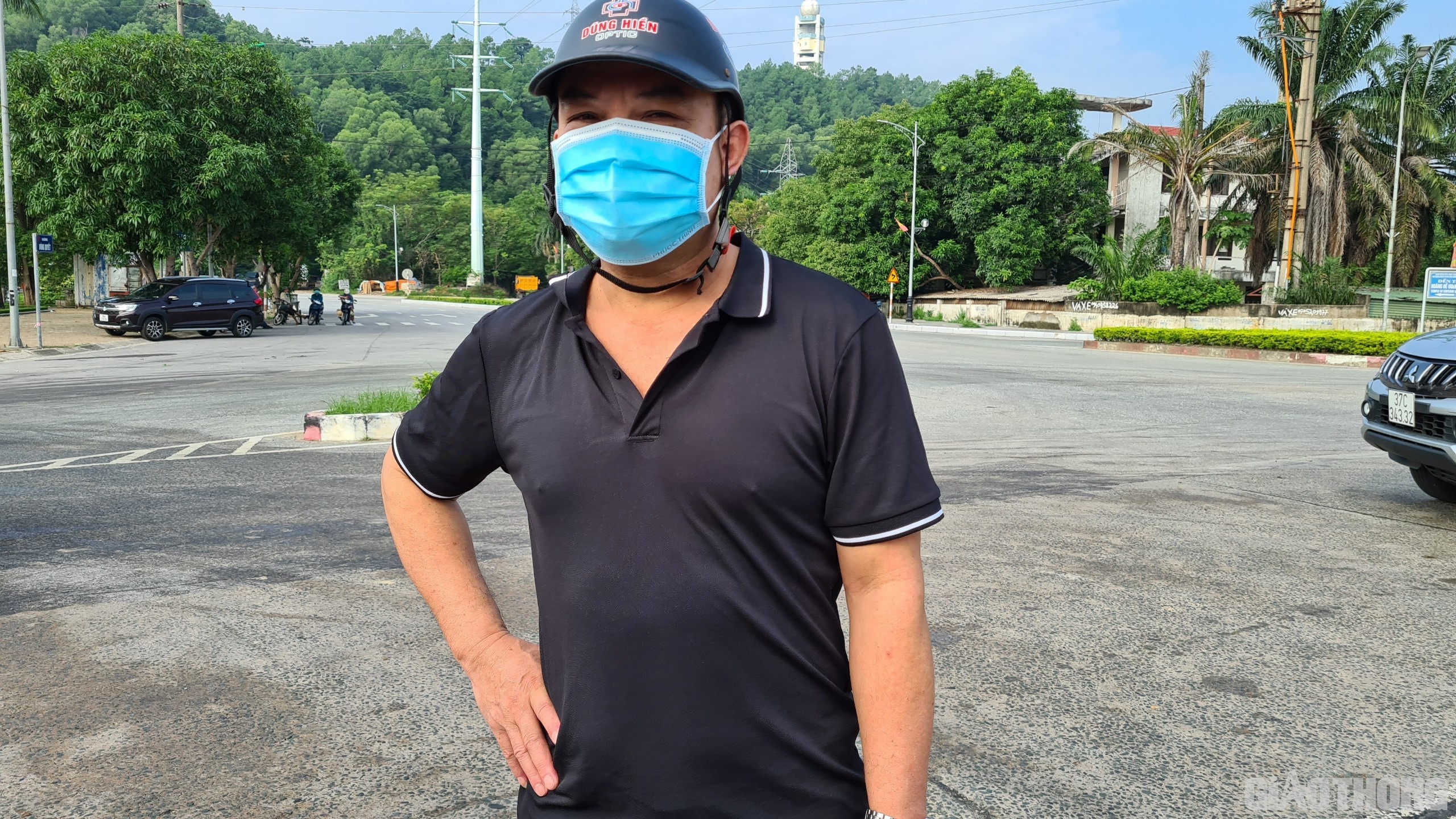 B&aacute;c Dũng - tr&uacute; phường Qu&aacute;n B&agrave;u bức x&uacute;c v&igrave; lực lượng chức năng bắt quay về v&igrave; kh&ocirc;ng c&oacute; giấy đi đường. M&agrave; bản th&acirc;n l&agrave; lao động tự do lấy đ&acirc;u ra giấy đi đường, phường x&atilde; cũng biết t&ocirc;i l&agrave;m ở đ&acirc;u b&ecirc;n H&agrave; Tĩnh đ&acirc;u m&agrave; cấp cho t&ocirc;i được.