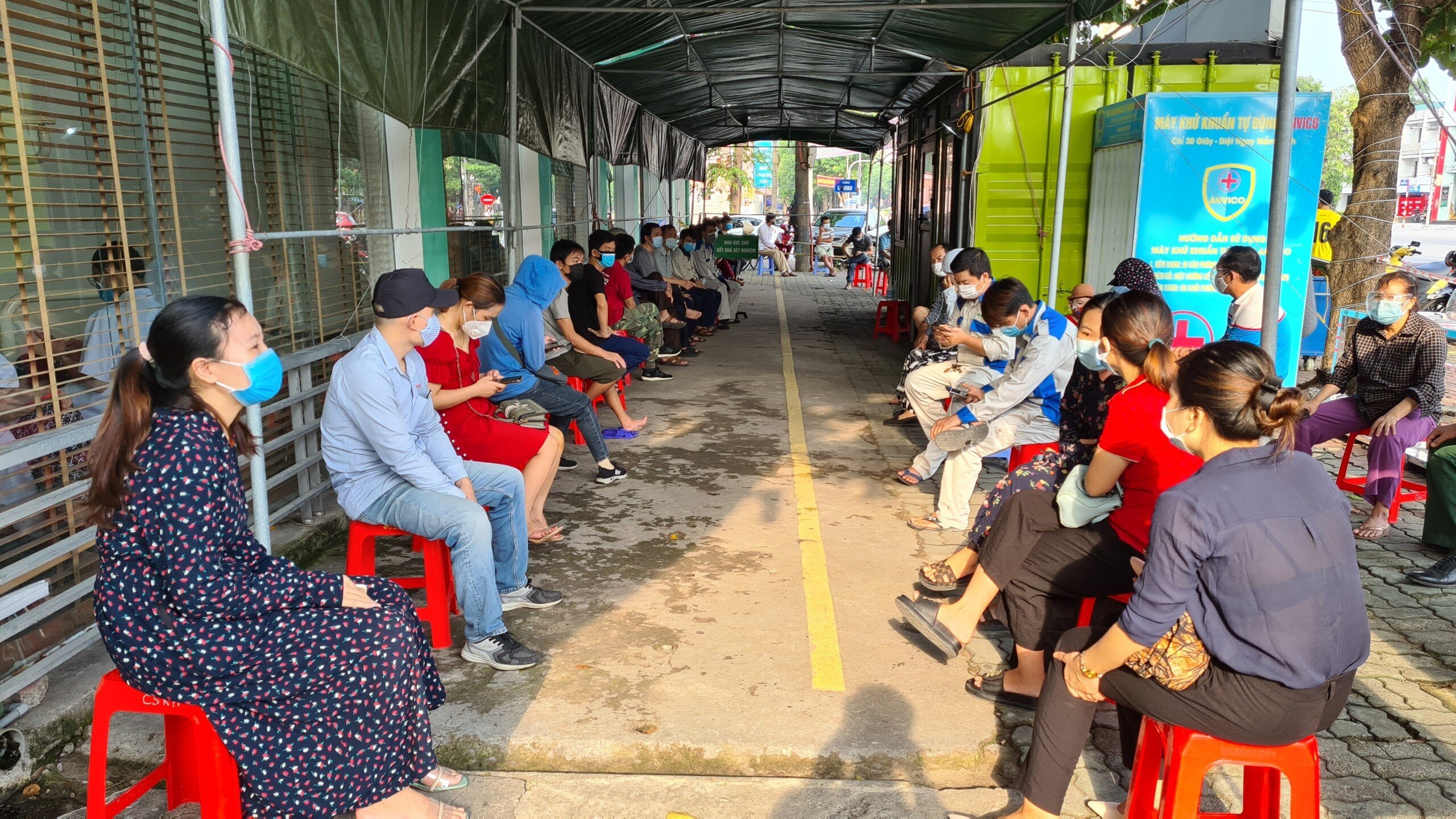 Chị Mai ngồi xếp h&agrave;ng chờ hơn 1 tiếng nhưng vẫn chưa tới lượt. Chị Mai cho biết: em xem văn bản tr&ecirc;n Facebook, thấy quy định người đi l&agrave;m phải x&eacute;t nghiệm 3 - 7 ng&agrave;y/ lần n&ecirc;n cứ đi test cho chắc chắn, kh&ocirc;ng lỡ bị phạt th&igrave; khổ