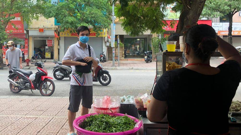 Thấy kh&aacute;ch đến qu&aacute;n, b&agrave; chủ vội giơ tay ra hiệu đứng xa, giữ khoảng c&aacute;ch 2m, đeo khẩu trang v&agrave; s&aacute;t khuẩn tay. B&agrave; chủ qu&aacute;n cho hay: &ldquo;Được mở cửa trở lại ch&uacute;ng t&ocirc;i rất vui. Mong số lượng đơn h&agrave;ng b&aacute;n mang về mỗi ng&agrave;y kh&ocirc;ng thấp hơn so với trước đ&acirc;y&rdquo;.