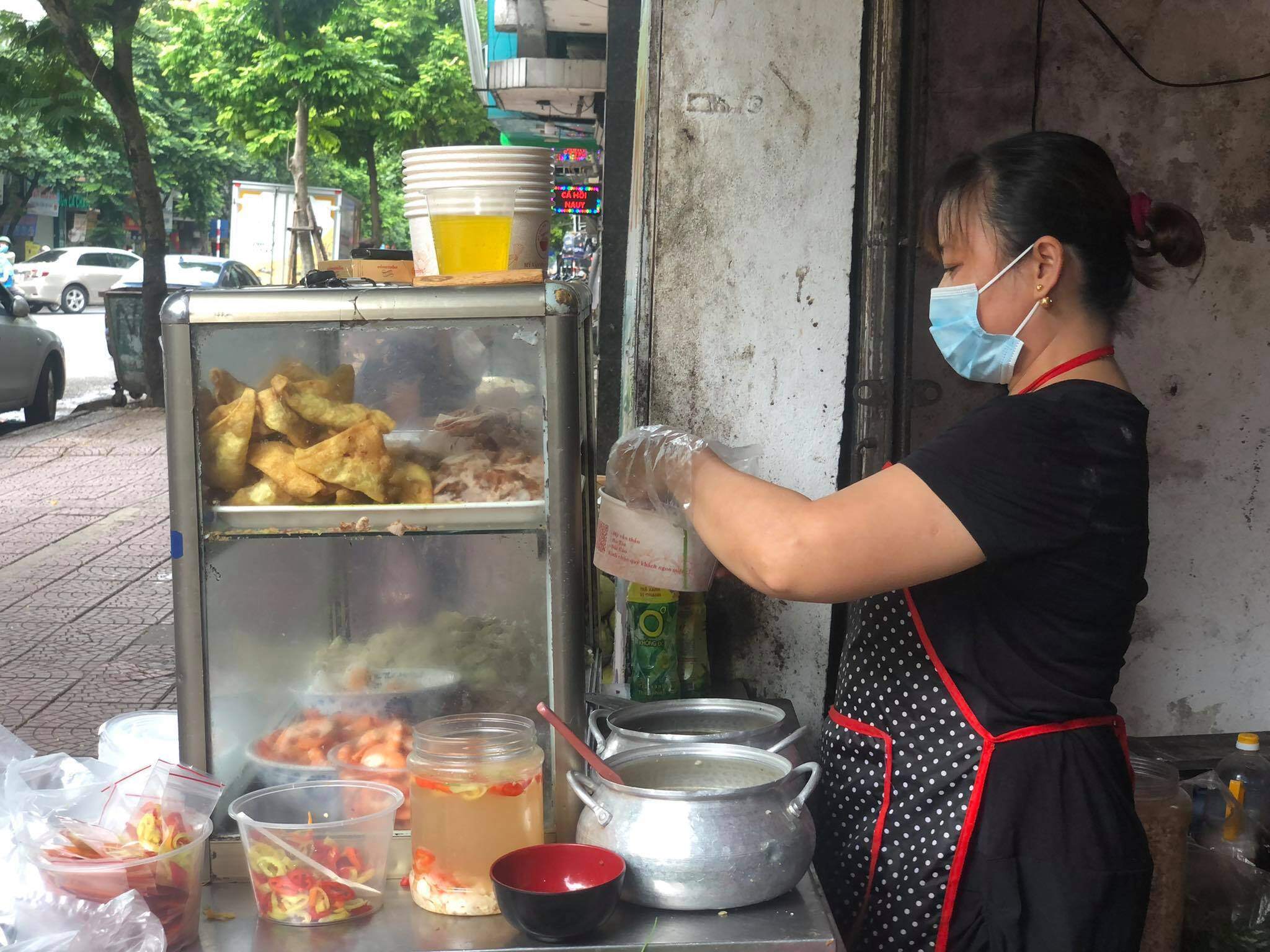 Một qu&aacute;n b&aacute;n h&agrave;ng ăn kh&aacute;c ở Ngọc L&acirc;m, quận Long Bi&ecirc;n đ&atilde; mở cửa b&aacute;n h&agrave;ng mang về.