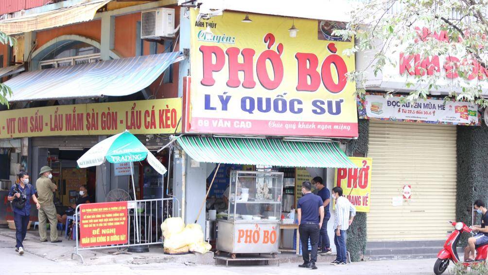 Từ 12h h&ocirc;m nay (16/9), H&agrave; Nội cho ph&eacute;p mở c&aacute;c cơ sở kinh doanh dịch vụ ăn, uống (chỉ b&aacute;n h&agrave;ng mang về) tại một số quận,huyện kh&ocirc;ng ghi nhận ca nhiễm cộng đồng trong 10 ng&agrave;y qua. Ghi nhận của PV B&aacute;o Giao th&ocirc;ng, nhiều cửa h&agrave;ng ăn uống lập tức mở cửa b&aacute;n h&agrave;ng ngay sau giờ G được ph&eacute;p.