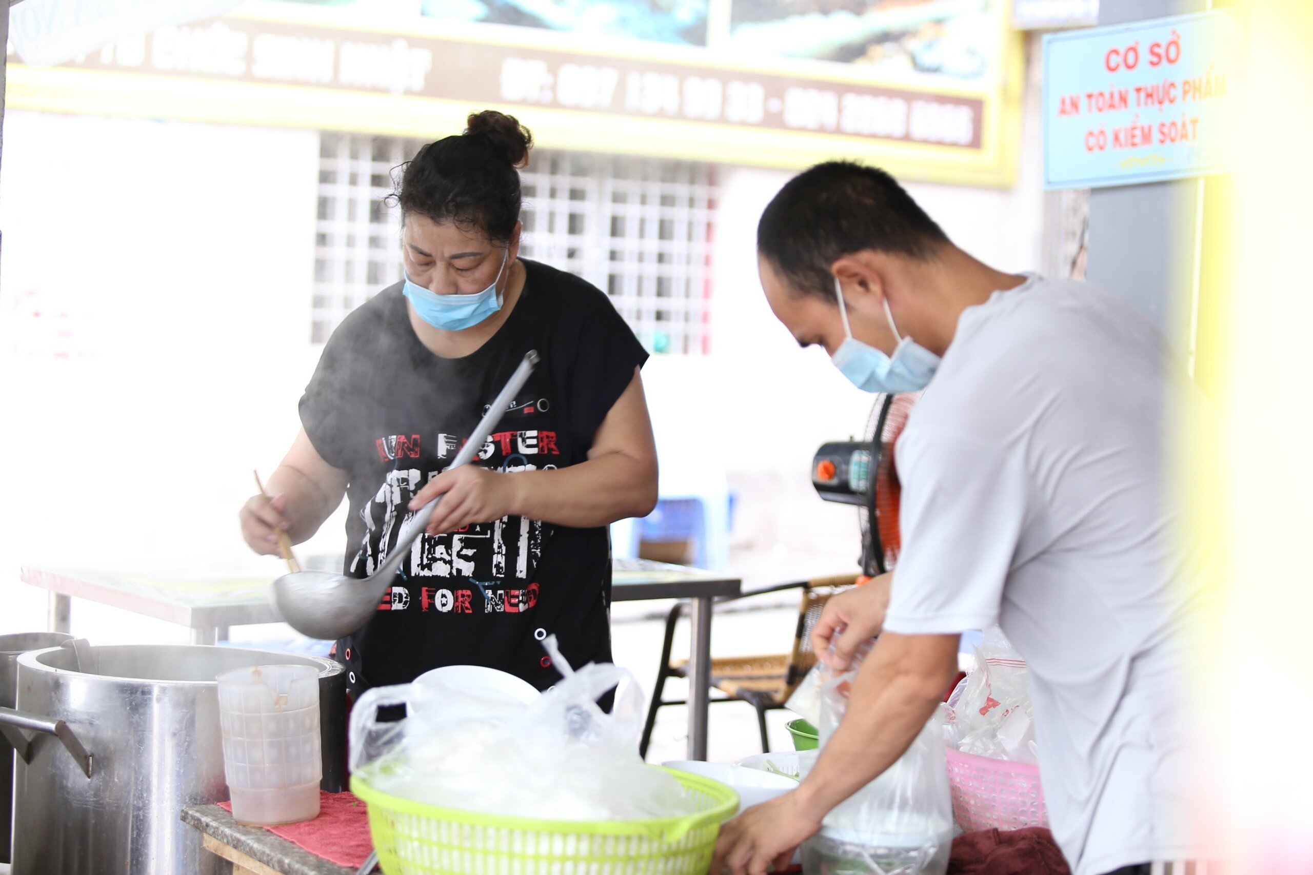 B&agrave; chủ qu&aacute;n phở tr&ecirc;n đường Văn Cao (quận Ba Đ&igrave;nh) cho biết: "Tối qua, biết tin quận Ba Đ&igrave;nh cho ph&eacute;p mở cửa h&agrave;ng ăn uống b&aacute;n mang về, t&ocirc;i đ&atilde; dọn dẹp cửa h&agrave;ng, s&aacute;ng nay đi chợ sớm mua nguy&ecirc;n vật liệu để đến giờ cho ph&eacute;p l&agrave; mở cửa lu&ocirc;n".