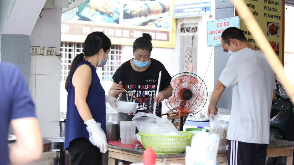V&agrave;i chục kg b&aacute;nh phở với h&agrave;ng trăm b&aacute;t đ&atilde; được chủ cửa h&agrave;ng n&agrave;y b&aacute;n hết trong hơn một tiếng mở cửa.