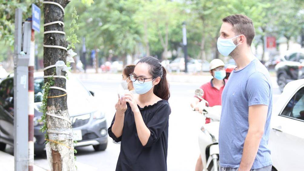 Người đ&agrave;n &ocirc;ng ngoại quốc xếp h&agrave;ng chờ mua phở tr&ecirc;n đường Văn Cao cho hay, anh mua về cho cả vợ ở nh&agrave; c&ugrave;ng ăn: "Ăn phở ở qu&aacute;n th&igrave; ngon hơn, nhưng dịch bệnh n&ecirc;n mua về nh&agrave; ăn cũng tốt rồi".