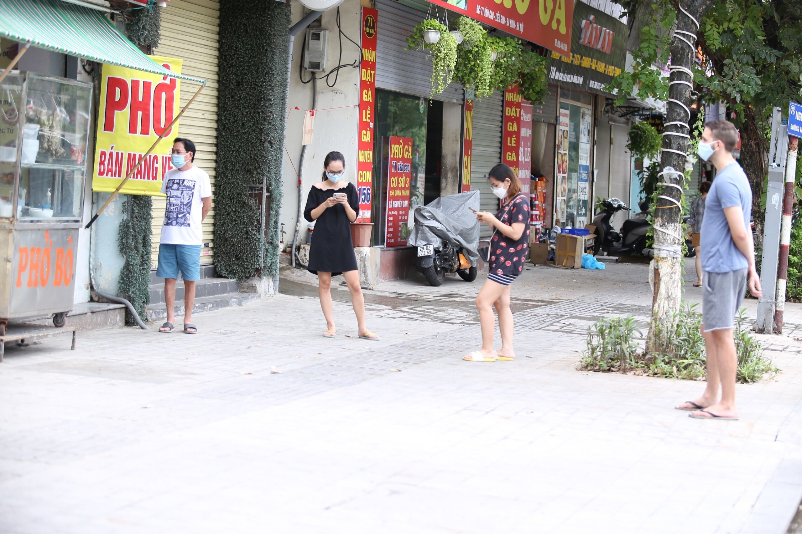 Ghi nhận của PV B&aacute;o Giao th&ocirc;ng cho thấy, ngay khi qu&aacute;n vừa mở b&aacute;n, đ&atilde; c&oacute; kh&aacute; đ&ocirc;ng người xếp h&agrave;ng chờ đến lượt mua phở của cửa h&agrave;ng n&agrave;y.