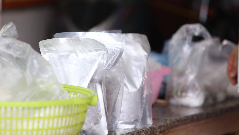 Để giữ khoảng c&aacute;ch v&agrave; tr&aacute;nh tiếp x&uacute;c trực tiếp giữa người mua v&agrave; người b&aacute;n, khi kh&aacute;ch n&oacute;i số lượng b&aacute;t phở cần mua, qu&aacute;n sẽ sắp v&agrave;o c&aacute;c t&uacute;i, rồi đặt tr&ecirc;n một chiếc b&agrave;n để kh&aacute;ch v&agrave;o lấy chứ kh&ocirc;ng giao trực tiếp.