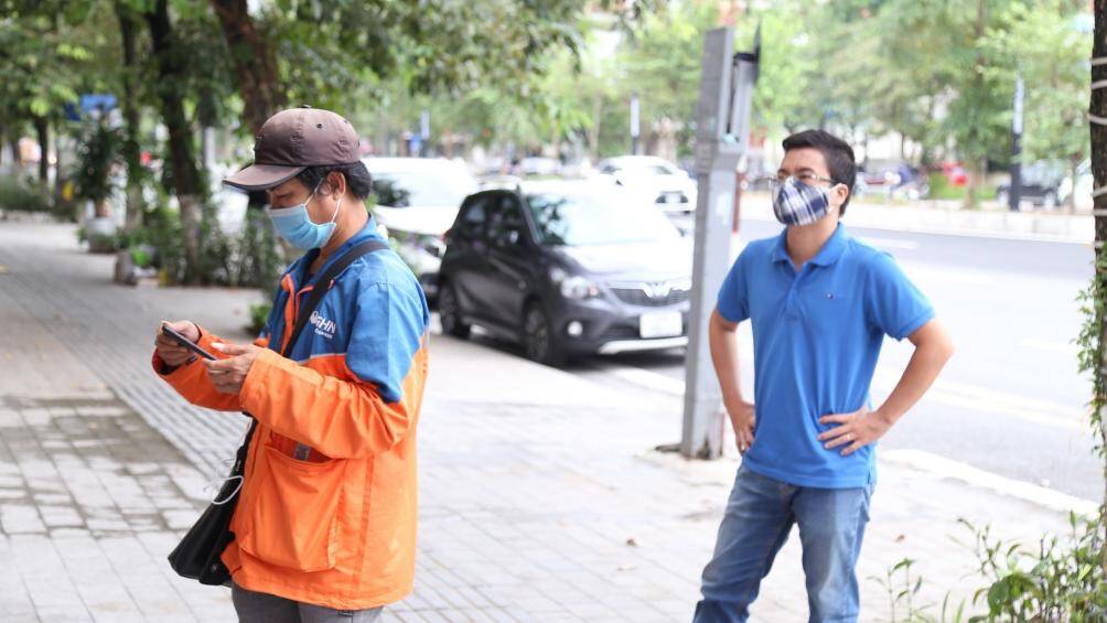 Mọi người đứng xếp h&agrave;ng mua về đều tu&acirc;n thủ c&aacute;c quy định ph&ograve;ng chống dịch như đeo khẩu trang, giữ khoảng c&aacute;ch 2m.