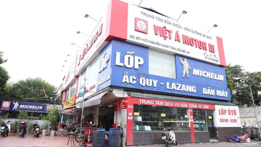 Tại Cầu Giấy, một số của h&agrave;ng sửa chữa xe m&aacute;y, &ocirc; t&ocirc; cũng đ&atilde; mở cửa trở lại.