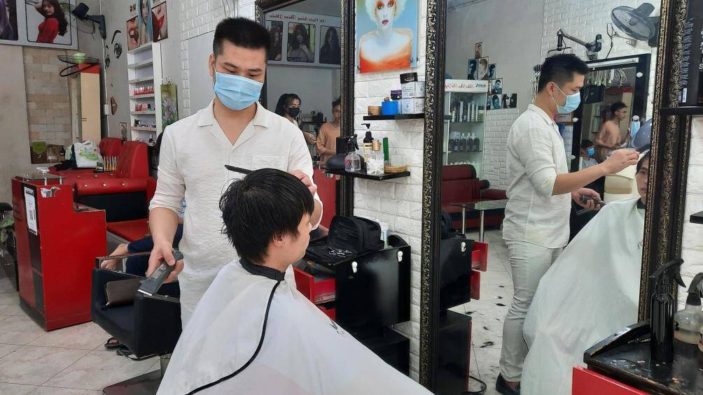 Nhiều người đến tiệm cắt t&oacute;c nhưng kh&ocirc;ng đủ ki&ecirc;n nhẫn chờ đợi đ&atilde; phải ra về v&igrave; chờ qu&aacute; l&acirc;u.