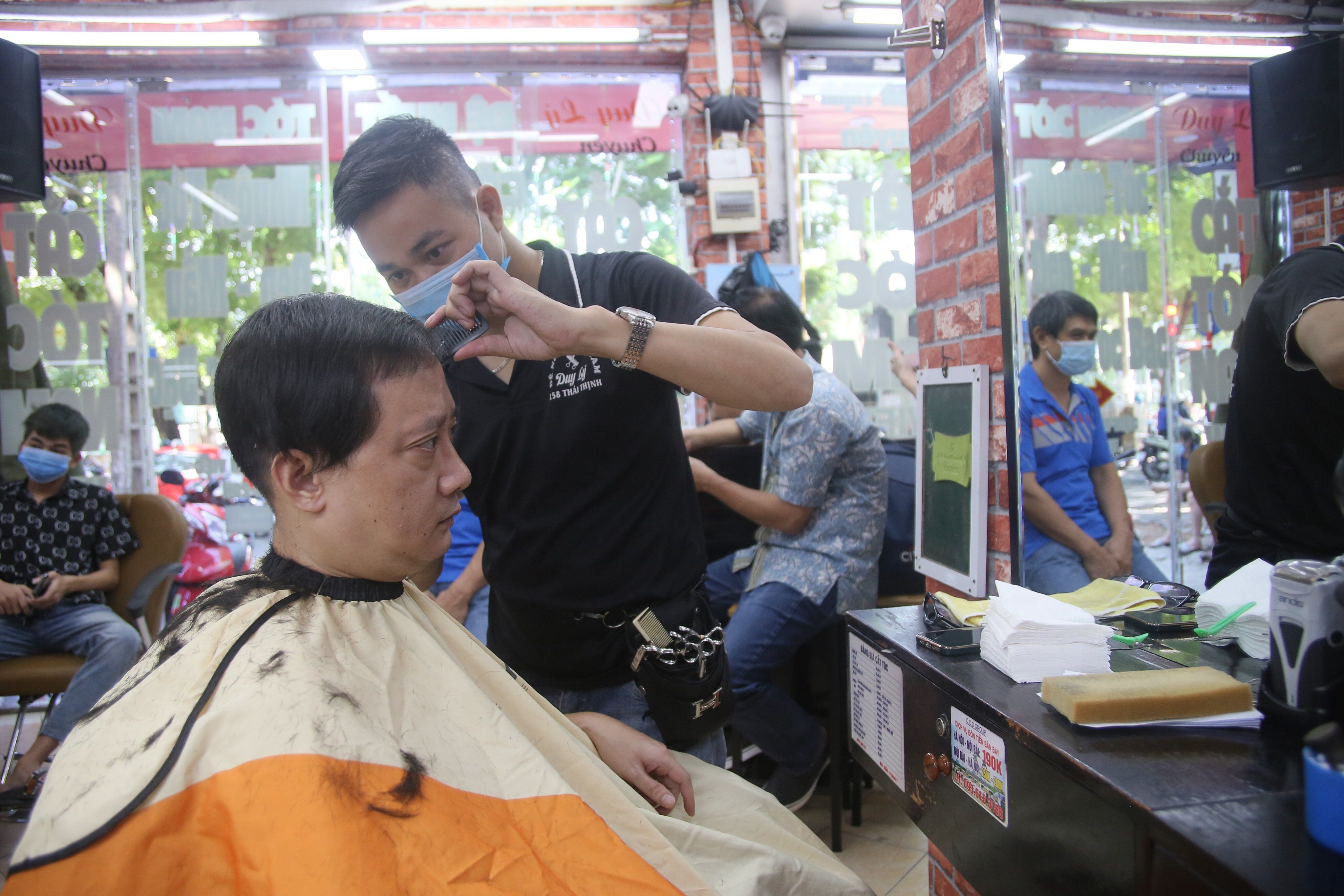 Mỗi nh&acirc;n vi&ecirc;n mất từ 20-40 ph&uacute;t mới c&oacute; thể cắt xong cho một người n&ecirc;n kh&aacute;ch phải đợi gần 1h mới tới lượt.