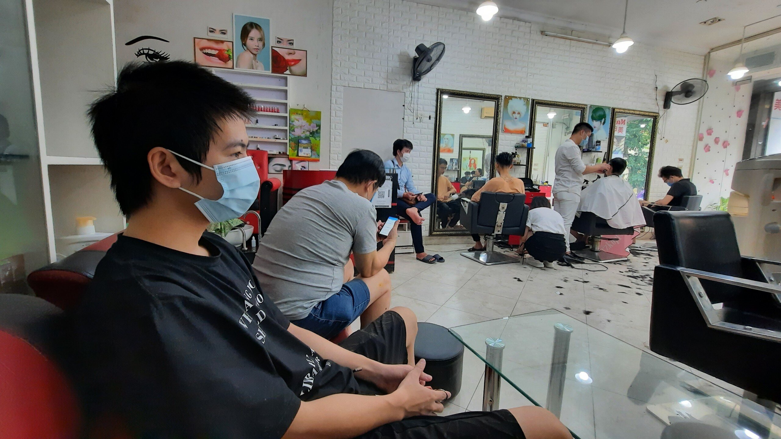 Nam thanh ni&ecirc;n n&agrave;y cho biết, đ&atilde; phải chờ gần 2 tiếng nhưng vẫn chưa đến lượt cắt t&oacute;c.