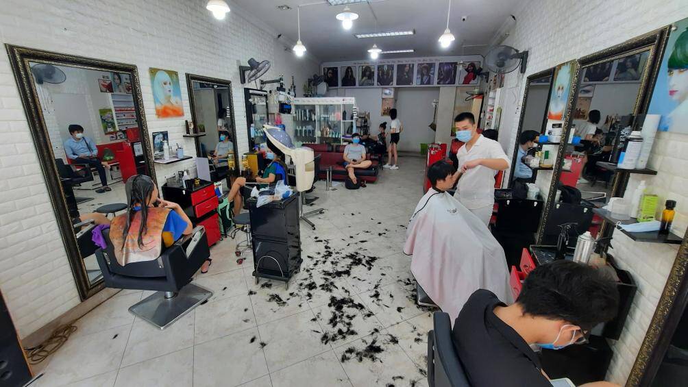 Cạnh qu&aacute;n nh&agrave; anh H. kh&ocirc;ng xa l&agrave; của anh M., c&aacute;c kh&aacute;ch nam v&agrave; nữ đến cắt t&oacute;c, gội đầu cũng rất đ&ocirc;ng.