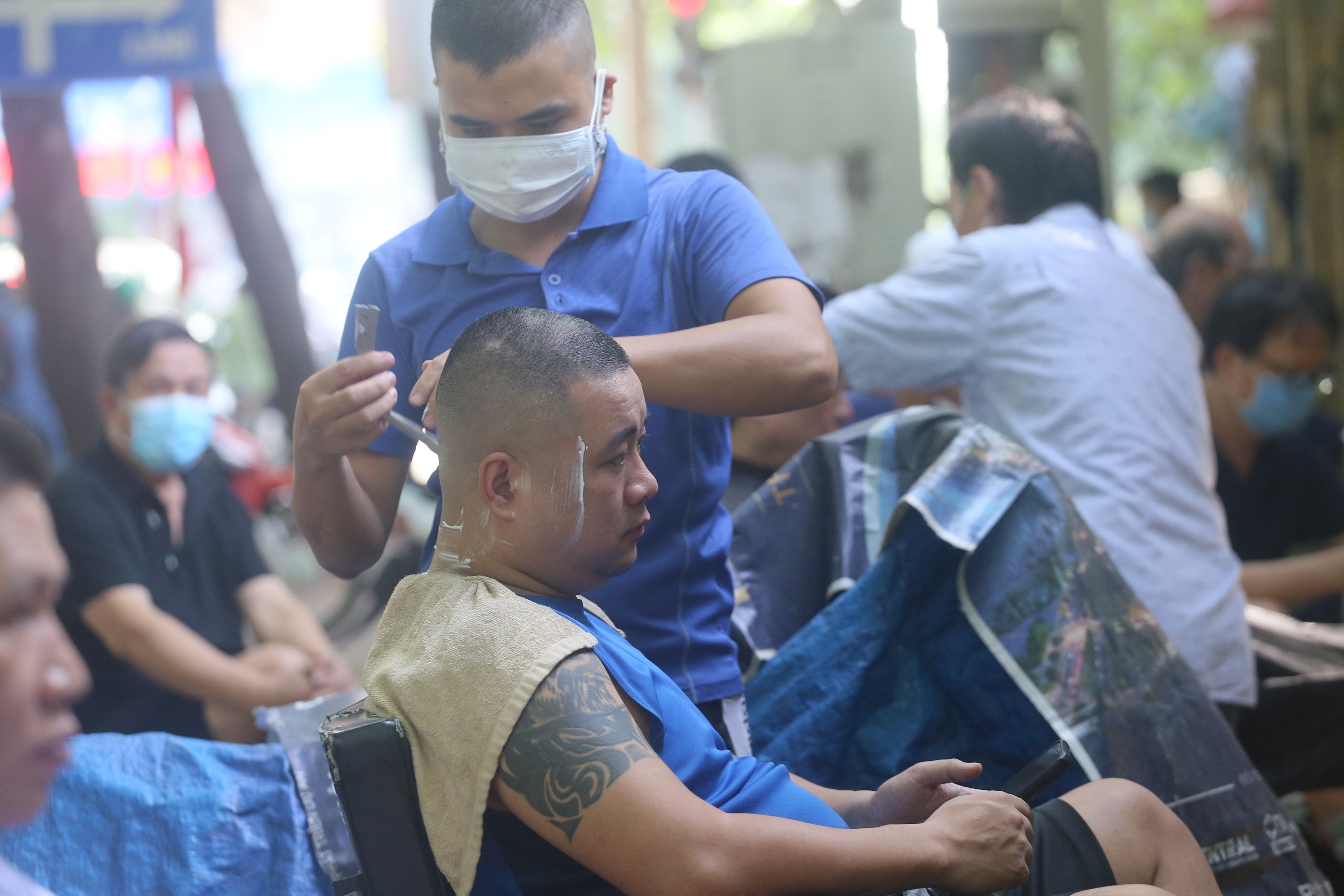 Theo quy định, cửa h&agrave;ng cắt t&oacute;c, gội đầu, sửa chữa, rửa xe, điện tử, điện lạnh v&agrave; đồ gia dụng; cơ sở kinh doanh văn ph&ograve;ng phẩm, s&aacute;ch, đồ d&ugrave;ng học tập; cửa h&agrave;ng kinh doanh vật tư, vật liệu x&acirc;y dựng; kinh doanh dịch vụ ăn uống (chỉ b&aacute;n h&agrave;ng mang về)... tại H&agrave; Nội được mở cửa từ h&ocirc;m nay.