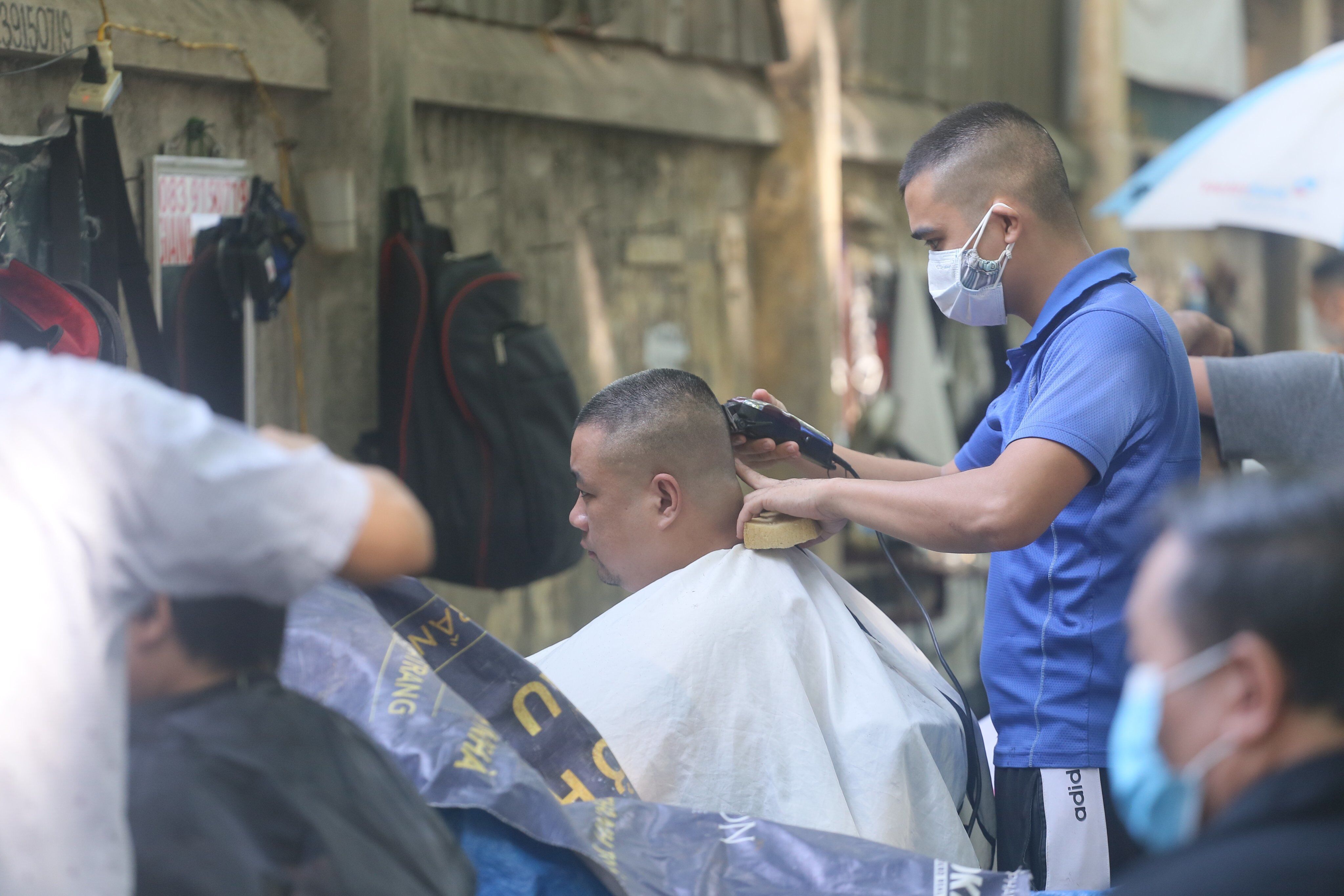 Anh Quang, một thợ cắt t&oacute;c n&oacute;i: "Suốt hơn 2 th&aacute;ng qua anh em thợ đều phải nghỉ ph&ograve;ng dịch theo đ&uacute;ng quy định, nay được đi l&agrave;m trở lại n&ecirc;n thấy vui mừng lắm".