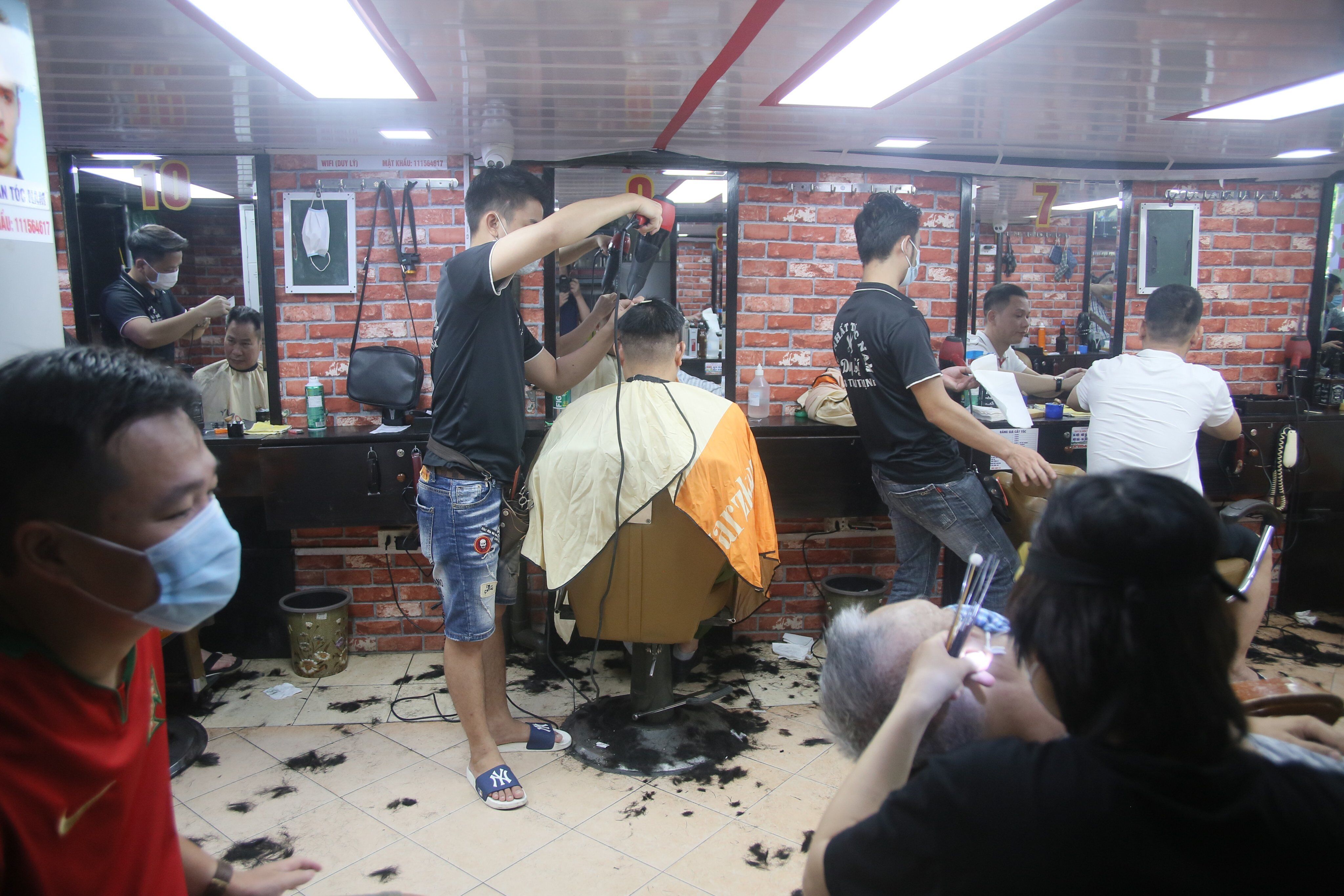 C&ograve;n đ&acirc;y l&agrave; một qu&aacute;n cắt t&oacute;c tr&ecirc;n phố Th&aacute;i Thịnh (quận Đống Đa), thợ cắt v&agrave; nh&acirc;n vi&ecirc;n l&agrave;m việc li&ecirc;n tục đến độ kh&ocirc;ng c&oacute; thời gian dọn t&oacute;c cắt ra rơi xuống s&agrave;n.